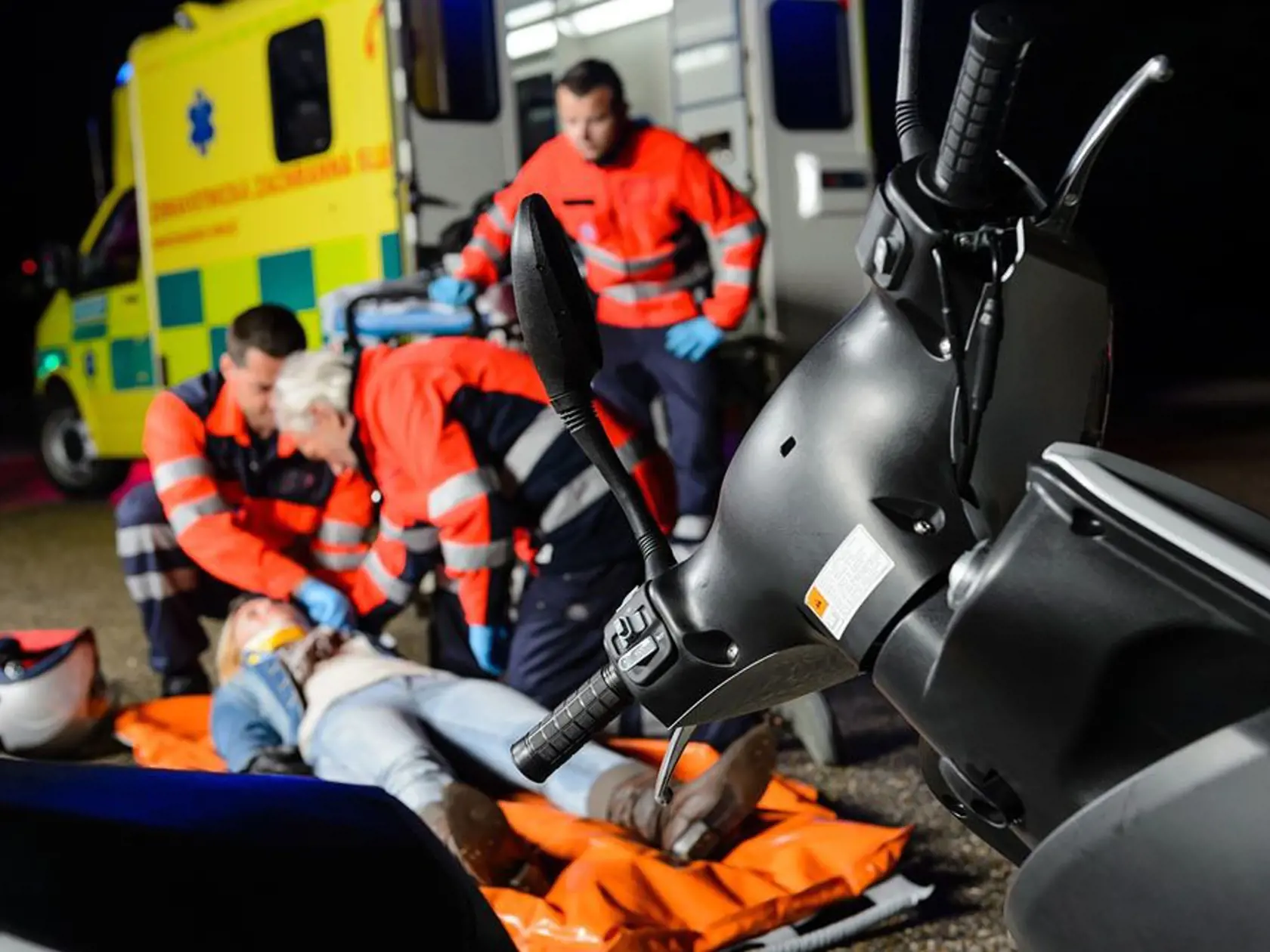 Záchranárov je málo, ťahajú aj dvojité služby, pracujú 48 hodín vkuse, čo tiež nie je v súlade so Zákonníkom práce a po krátkom čase to veľa z nich zabalí.