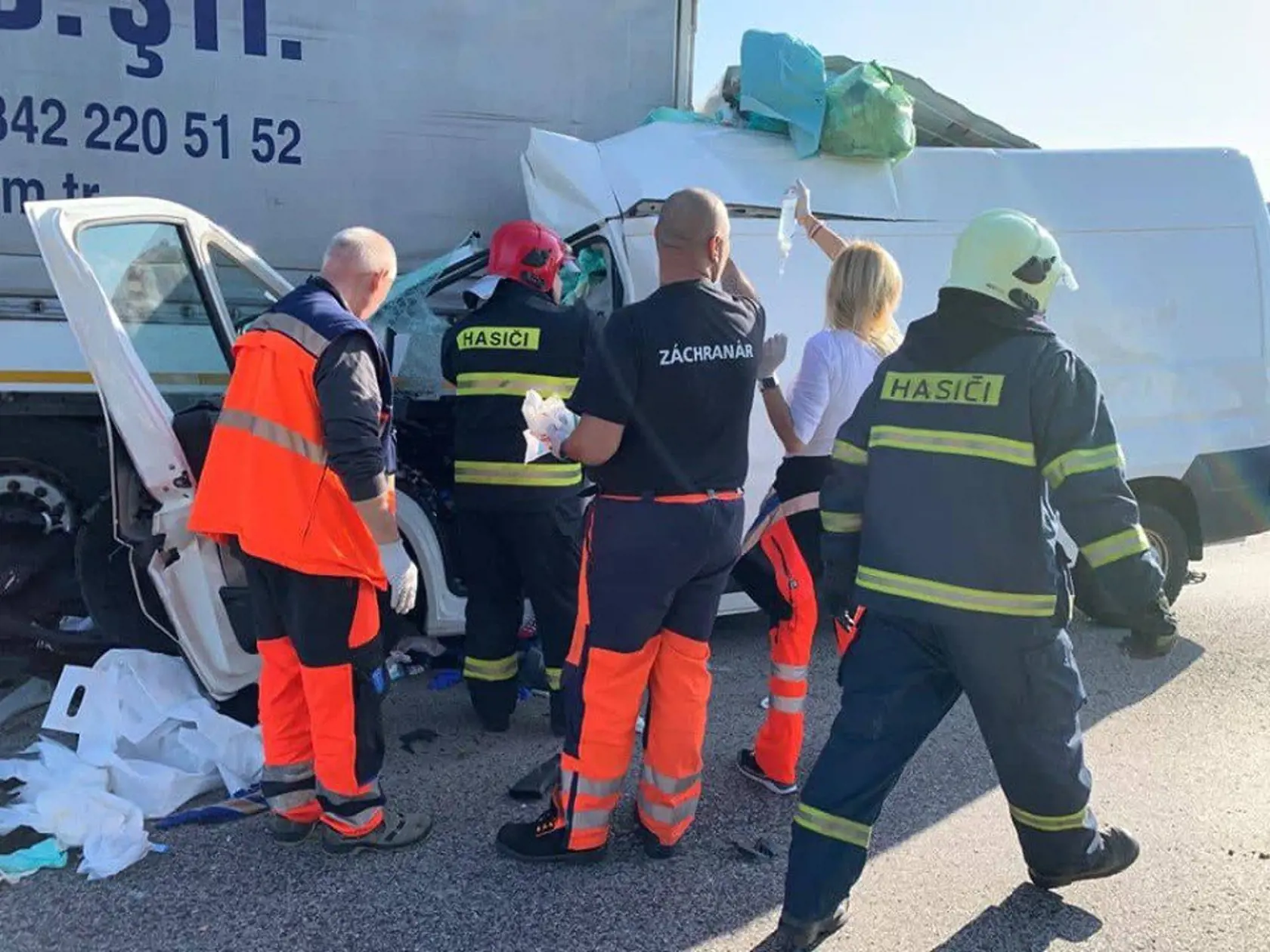 Záchranárov je málo, ťahajú aj dvojité služby, pracujú 48 hodín vkuse, čo tiež nie je v súlade so Zákonníkom práce a po krátkom čase to veľa z nich zabalí.