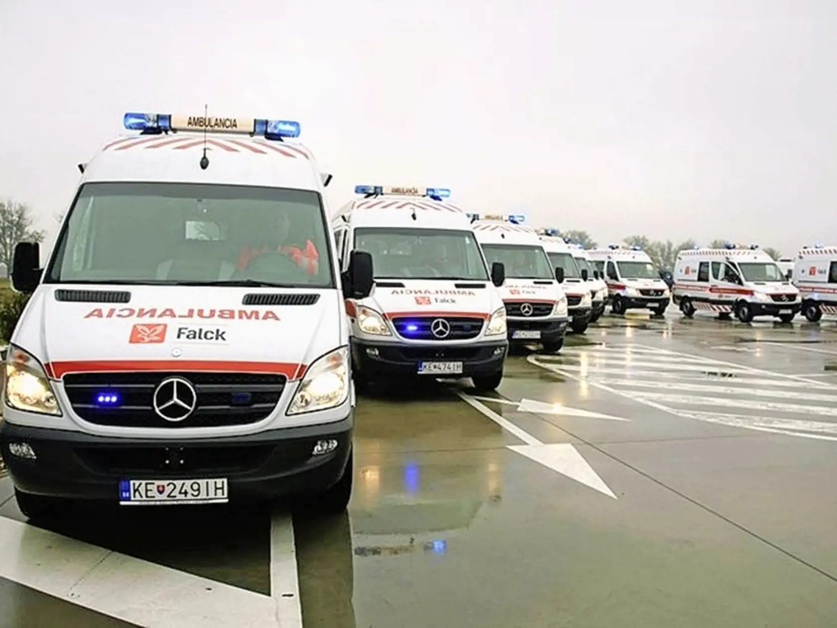 Záchranárov je málo, ťahajú aj dvojité služby, pracujú 48 hodín vkuse, čo tiež nie je v súlade so Zákonníkom práce a po krátkom čase to veľa z nich zabalí.