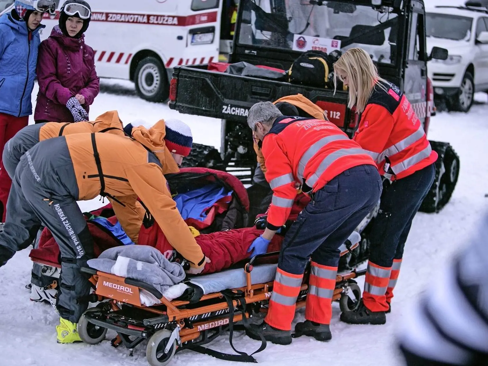 Záchranárov je málo, ťahajú aj dvojité služby, pracujú 48 hodín vkuse, čo tiež nie je v súlade so Zákonníkom práce a po krátkom čase to veľa z nich zabalí.