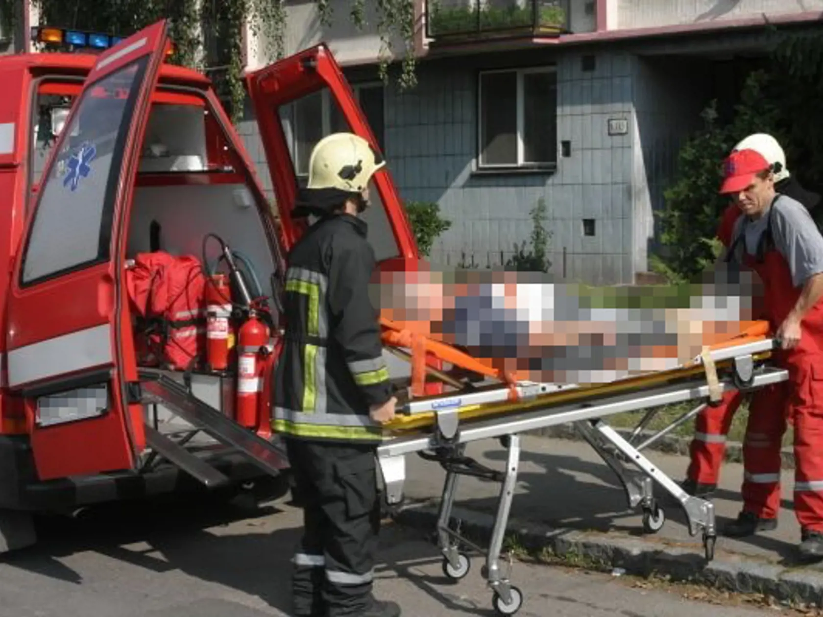 Záchranárov je málo, ťahajú aj dvojité služby, pracujú 48 hodín vkuse, čo tiež nie je v súlade so Zákonníkom práce a po krátkom čase to veľa z nich zabalí.