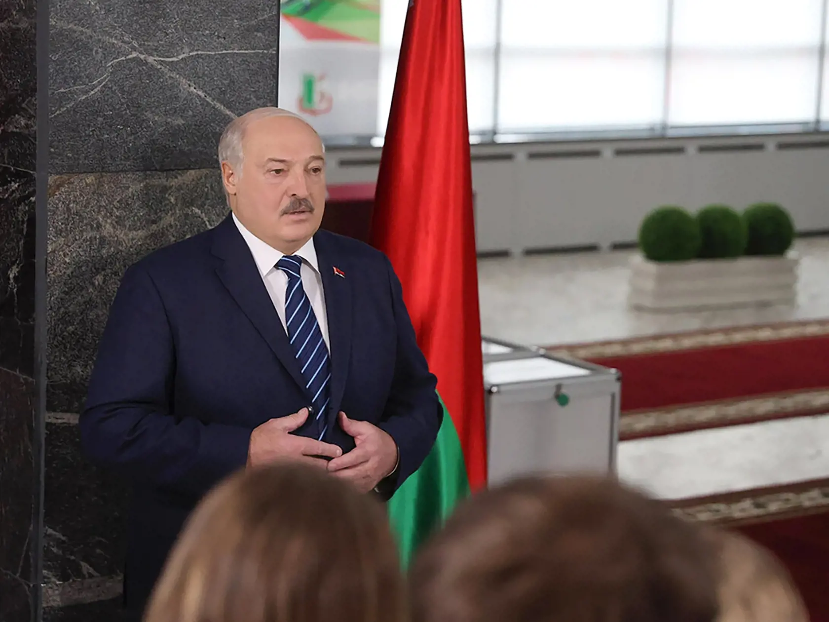 Bieloruský prezident Alexander Lukašenko hovorí s novinármi po jeho hlasovaní v celoštátnych voľbách vo volebnej miestnosti v Minsku 25. februára 2024. Prvýkrát od riadnych prezidentských volieb v lete 2020 a následných masových protestoch sa v nedeľu v Bielorusku konajú celoštátne voľby. TASR informuje podľa agentúr DPA a AP. Voliči volia okrem 110 poslancov parlamentu aj asi 12-tisíc poslancov miestnych zastupiteľstiev.