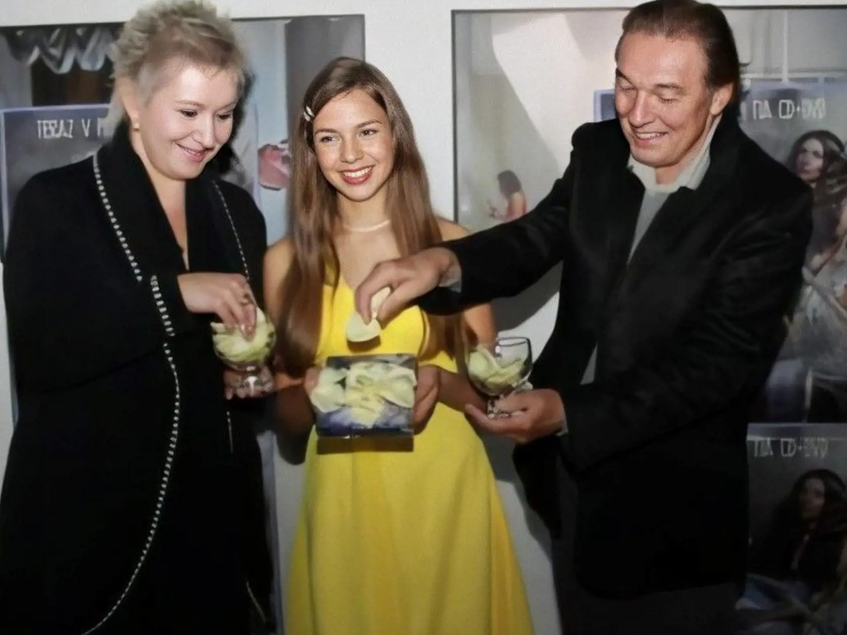 Víťazka Talentmánie, speváčka Patrícia Janečková  sa v nemocnici zotavuje z náročnej operácie zhubného nádoru prsníka. Na zábere s Karlom Gottom a Evou Urbanovou pri krste jej albumu.