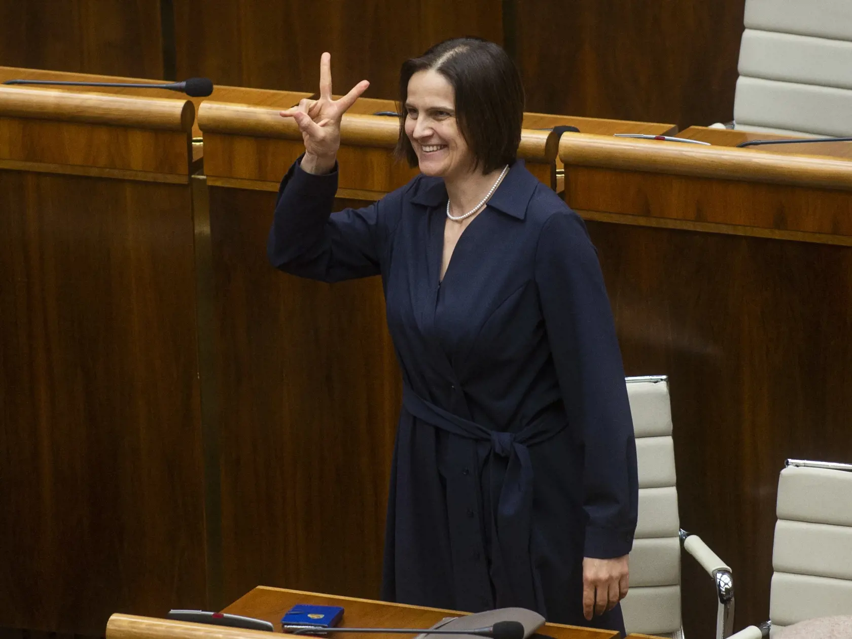 Poslanci Národnej rady (NR) SR odsúhlasili reformu súdnej mapy. Rozhodli o tom v stredajšom hlasovaní, kedy odsúhlasili vládny zákon o zmene a doplnení niektorých zákonov v súvislosti s novými sídlami a obvodmi okresných súdov (OS). Na snímke ministerka spravodlivosti SR Mária Kolíková počas hlasovania 27. apríla 2022 v Bratislave. FOTO TASR - Jakub Kotian
