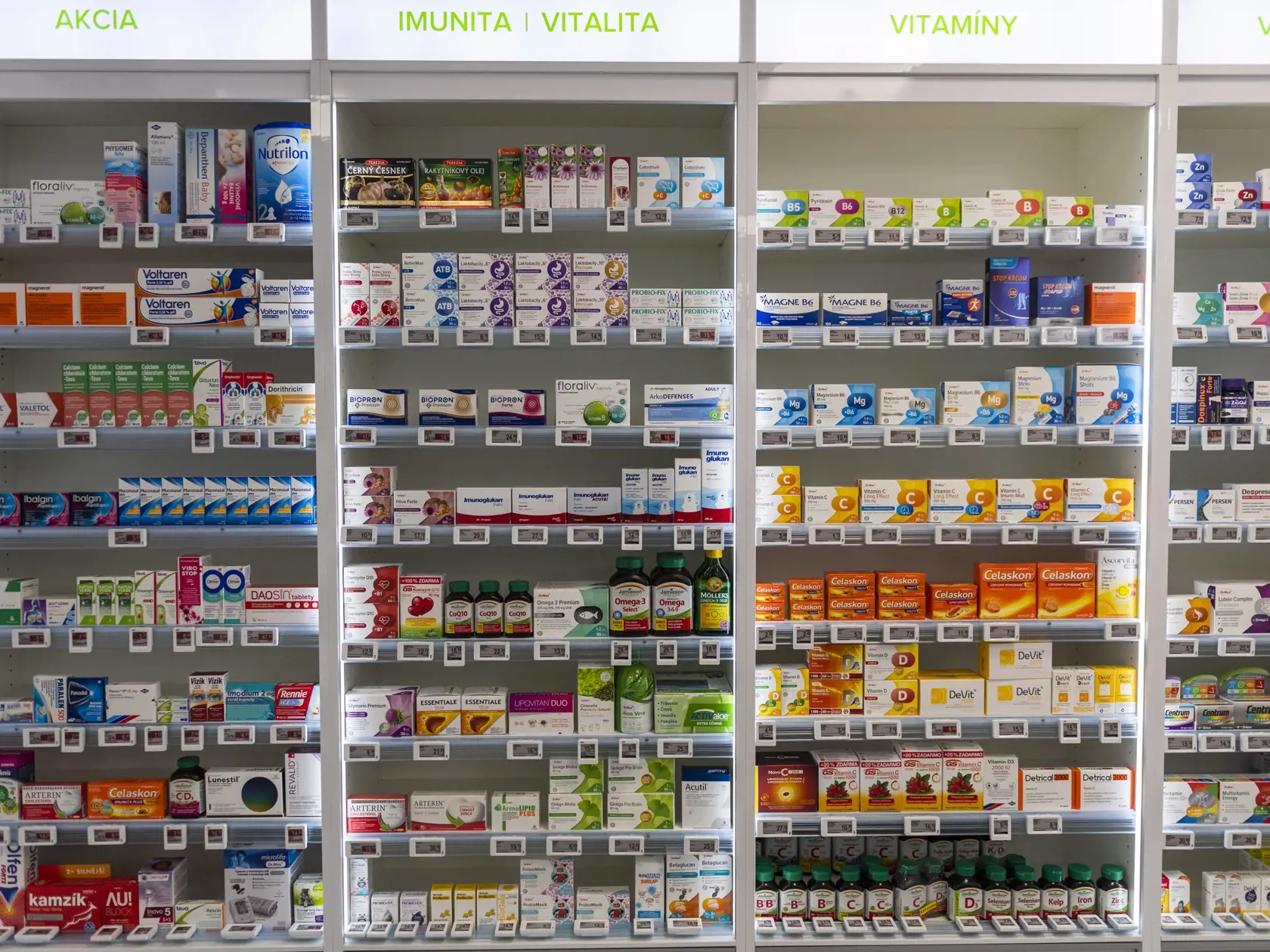 Na snímke nemocničná lekáreň počas otvorenia novej Nemocnice Bory v Bratislave vo štvrtok 30. marca 2023. Prvé pracoviská uvedie do prevádzky v pondelok (3. 4.). Pôjde o špecializované nemocničné ambulancie, rádiologické oddelenie a pracovisko radiačnej onkológie. Plnohodnotne by mala nemocnica fungovať na jeseň tohto roka.  Pred spustením do prevádzky ponúka nemocnica verejnosti deň otvorených dverí. Záujemcovia si ju budú môcť prehliadnuť v sobotu 1. apríla od 9.00 do 18.00 h. FOTO TASR - Jaro