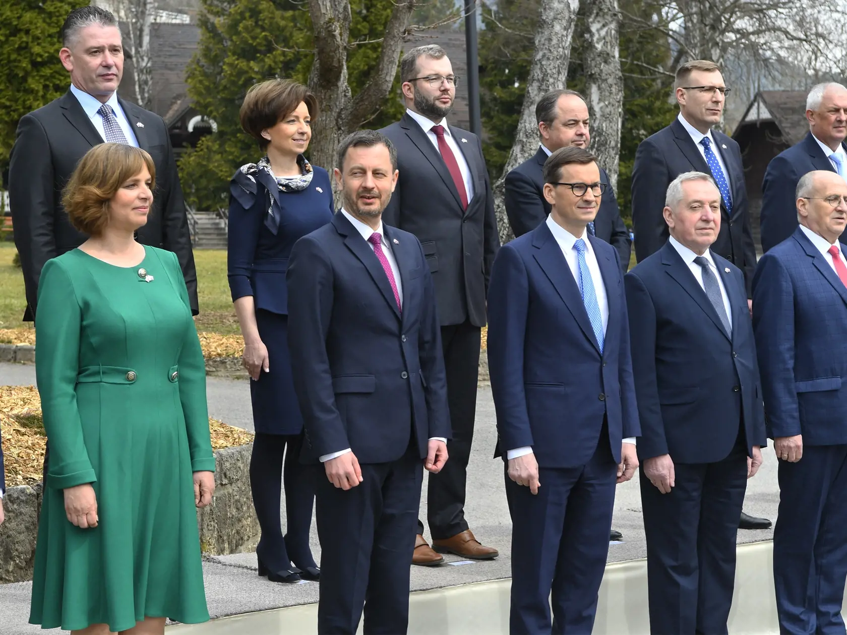 Na snímke z Vyšných Ružbách v dolnom rade vľavo podpredsedníčka vlády a ministerka investícií, regionálneho rozvoja a informatizácie SR Veronika Remišová, druhý sprava premiér SR Eduard Heger, tretí sprava predseda vlády Poľska Mateusz Morawiecki. V hornom rade vľavo minister vnútra SR Roman Mikulec počas spoločného fotenia účastníkov stretnutia pred stretnutím predstaviteľov vlád SR a Poľskej republiky vo Vyšných Ružbachoch 22. apríla 2022. FOTO TASR – Milan Kapusta
