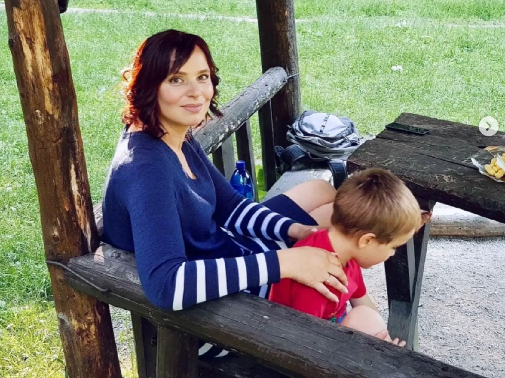 "Rodina je pre mňa stredom vesmíru, tu sa cítim šťastná, milovaná, v kruhu mojich najbližších sa odohráva najkrajší príbeh môjho života," vyznala sa na sociálnej sieti vicepremiérka Veronika Remišová.