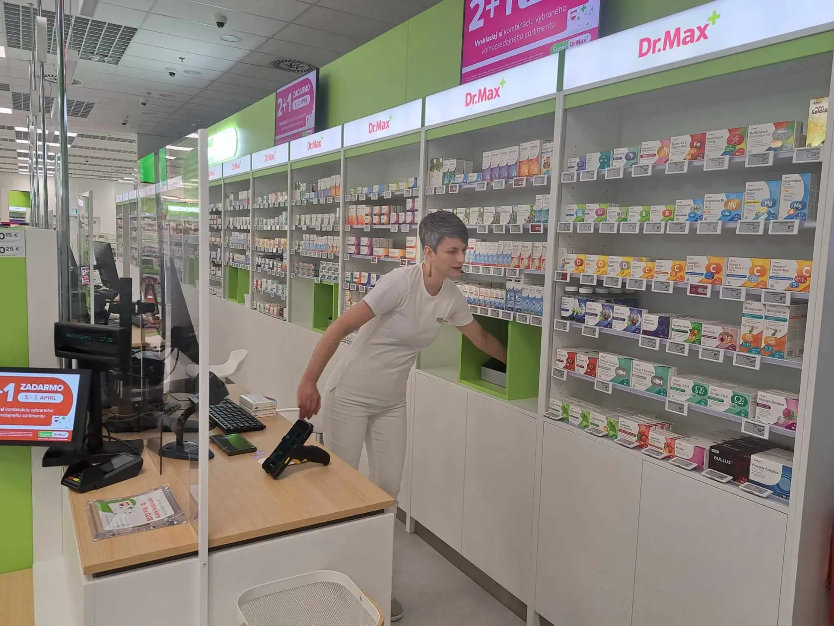 Lekáreň s názvom Super Dr. Max sa rozprestiera na ploche 865 m2, pričom veľkosť plochy pre klientov predstavuje 715 m2.