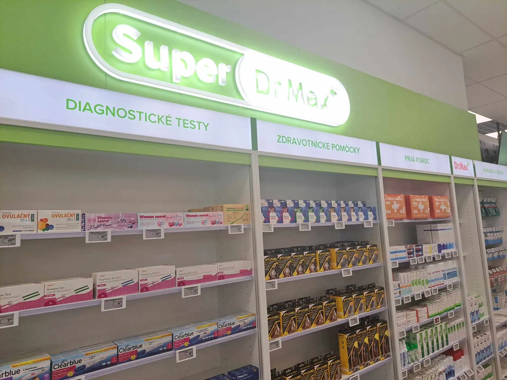 Lekáreň s názvom Super Dr. Max sa rozprestiera na ploche 865 m2, pričom veľkosť plochy pre klientov predstavuje 715 m2.