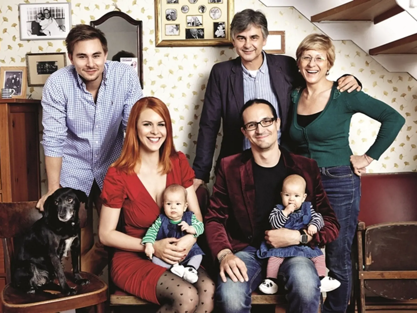 Na fotke: Kristína Farkašová, Juraj Hajdin, dvojčatá Ela a Matilda, otec Boris Farkaš, mama Katarína Farkašová, brat Ondrej a sučka Pompi.