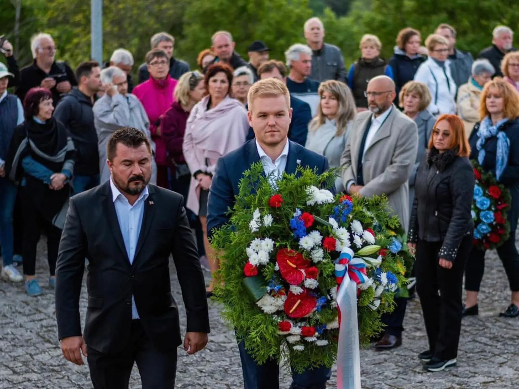 Michal Bartek -  NA MOHYLE VZPLANULI OHNE NA POČESŤ VEĽKÉHO SYNA NÁŠHO NÁRODA - GENERÁLA ŠTEFÁNIKA