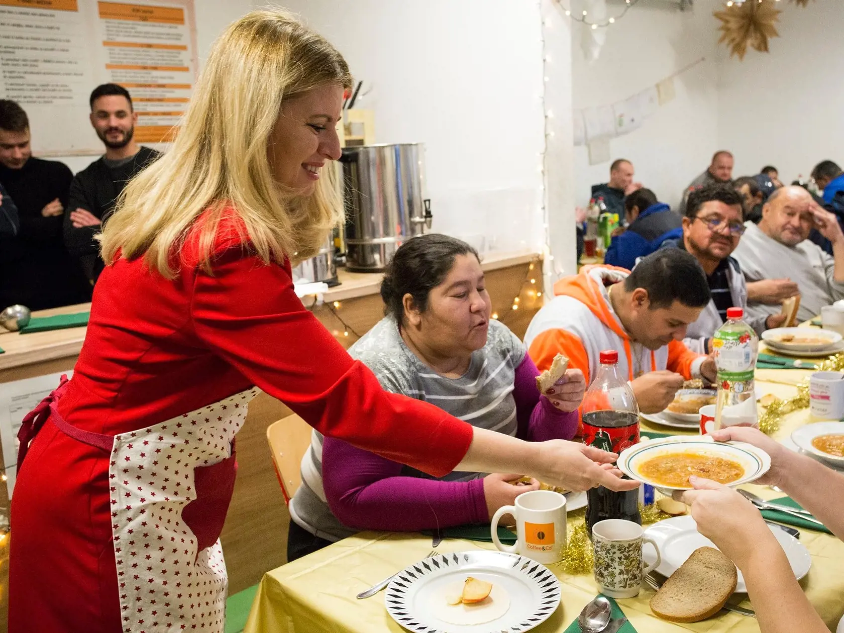 Zuzana Čaputová deň pred Štedrým dňom servírovala slávnostný obed bezdomovcom v zariadení Domec.