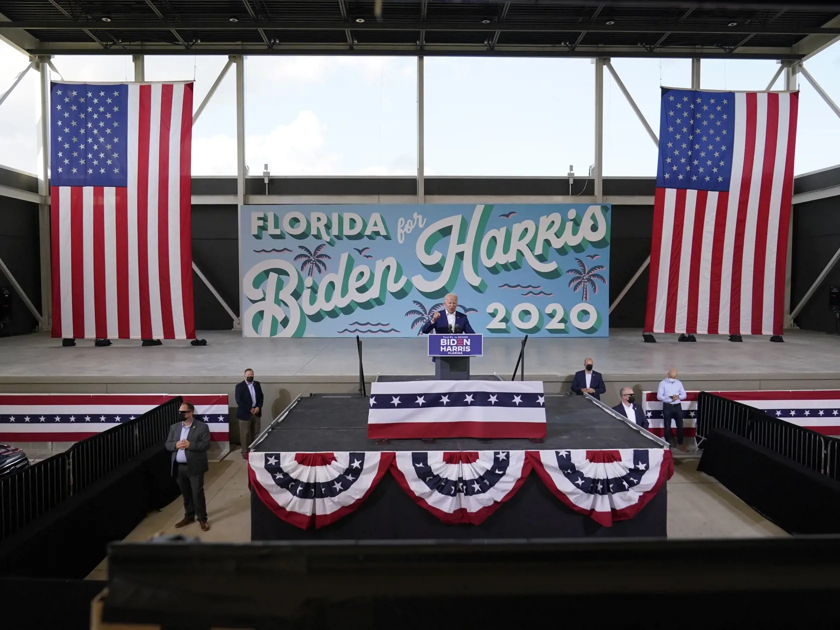 KK20 Miramar - Americký demokratický prezidentský kandidát Joe Biden hovorí k svojim priaznivcom počas mítingu 13. októbra 2020 v Miramare. FOTO TASR/AP
Democratic presidential candidate former Vice President Joe Biden speaks at Miramar Regional Park in Miramar, Fla., Tuesday Oct. 13, 2020. (AP Photo/Carolyn Kaster)