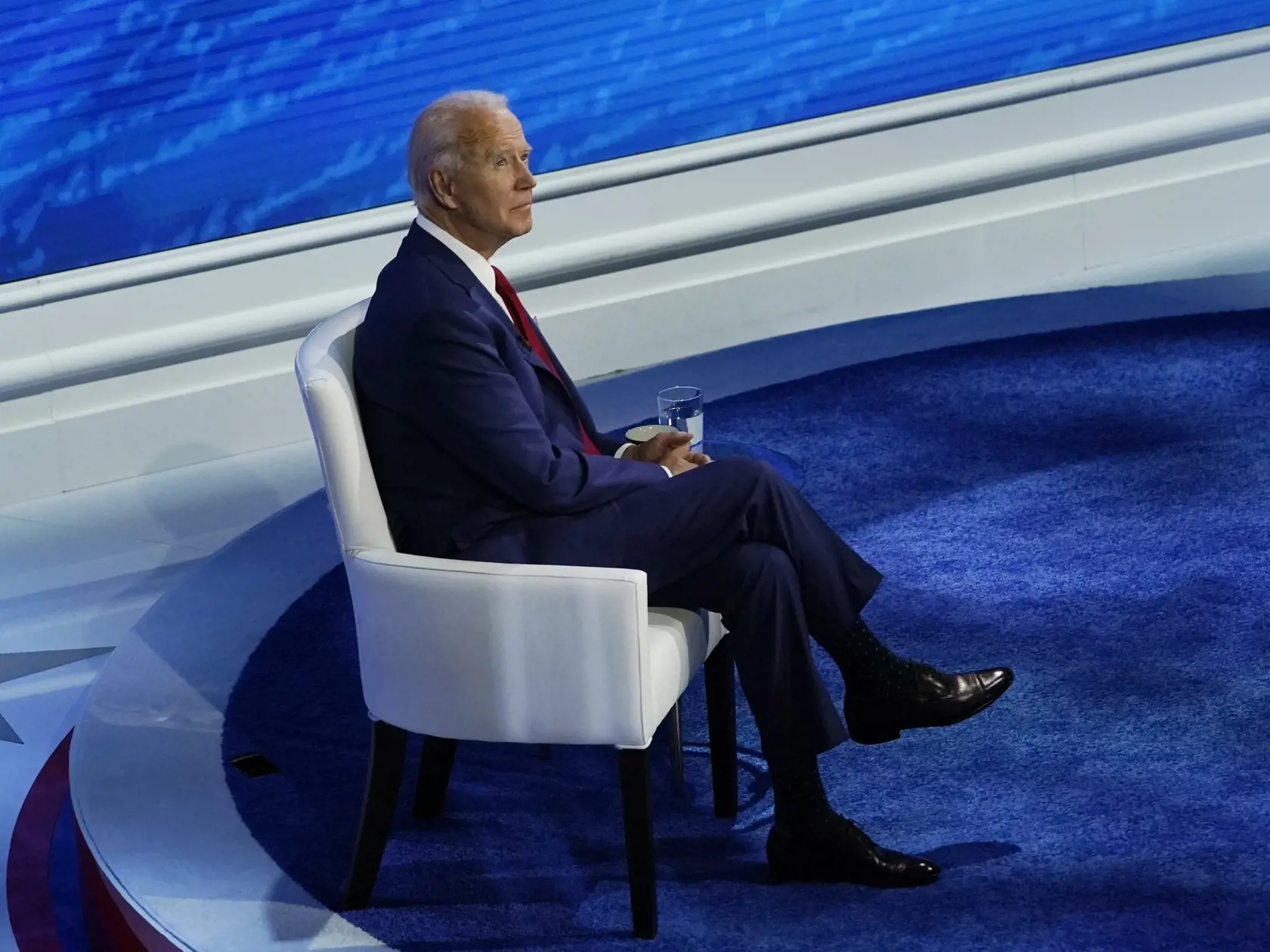 EBE 5 Philadelphia - Na snímke demokratický prezidentský kandidát Joe Biden počas televíznej diskusie pre stanicu ABC vo Philadelphii v noci na 16. októbra 2020. Biden na začiatku diskusie kritizoval Trumpov postup v súvislosti s pandémiou koronavírusu SARS-CoV-2. "Premeškal obrovskú príležitosť a opakovanie hovoril veci, ktoré neboli pravdivé," povedal Biden a pripomenul, že Trumpova vláda tvrdila, že vírus zmizne do Veľkej noci, alebo ho zničia horúčavy počas leta. FOTO TASR/AP
Democratic pres