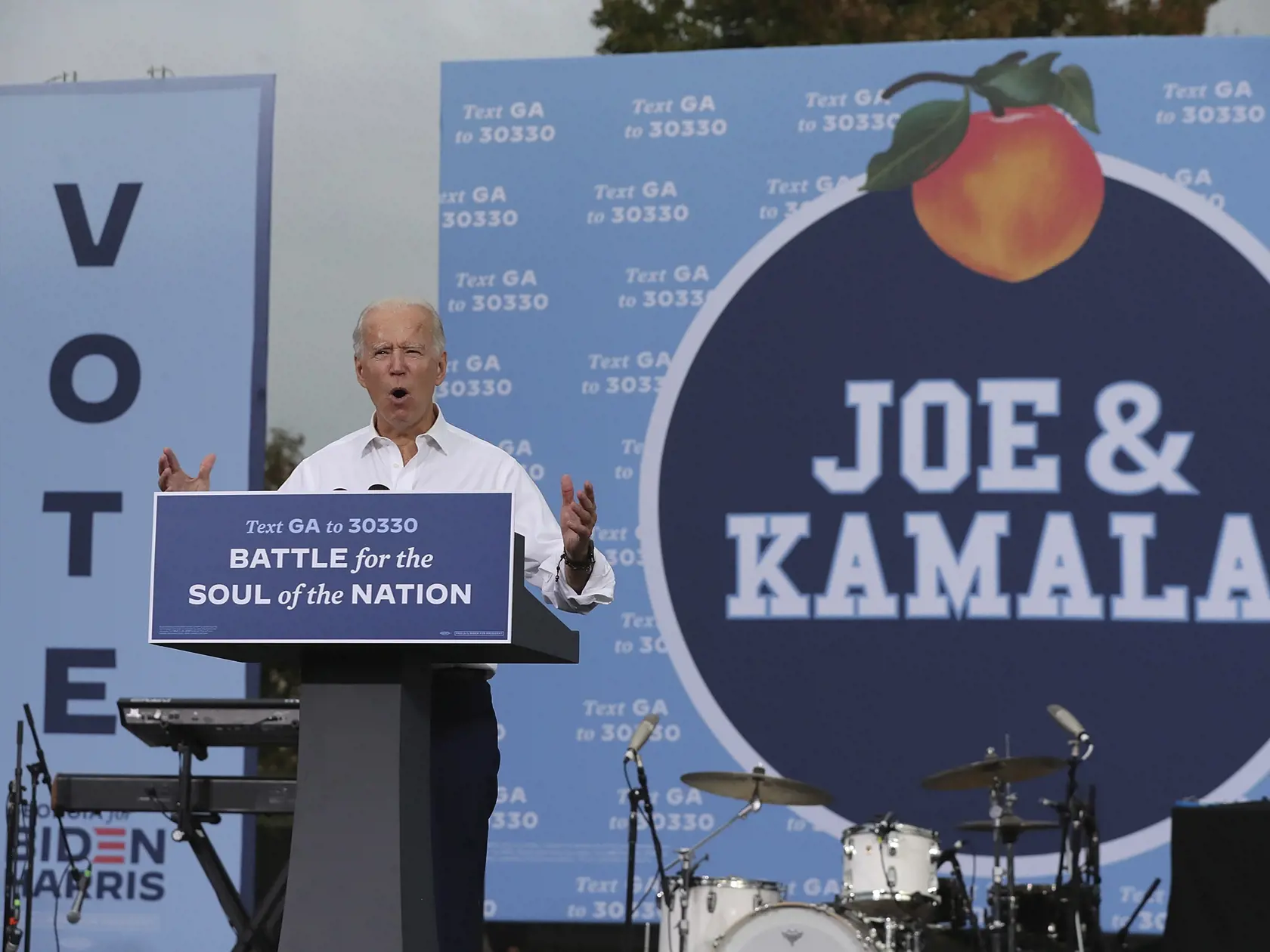 KK1 Atlanta - Demokratický kandidát na amerického prezidenta Joe Biden hovorí počas zhromaždenia jeho stúpencov v autách 27. októbra 2020 v Atlante. FOTO TASR/AP
Democratic presidential candidate Joe Biden speaks at his drive-in rally at an amphitheater Tuesday, Oct 27, 2020, in Atlanta. (Curtis Compton/Atlanta Journal-Constitution via AP)