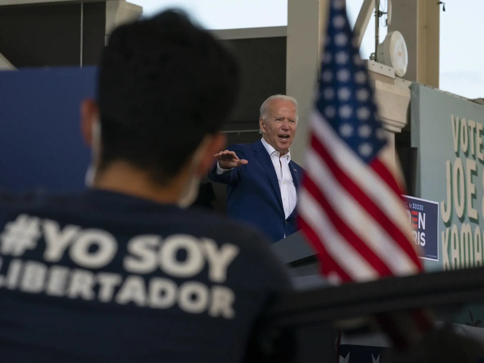 KK18 Miramar - Americký demokratický prezidentský kandidát Joe Biden hovorí k svojim priaznivcom, ktorí ho sledujú z auta počas mítingu 13. októbra 2020 v Miramare. FOTO TASR/AP
Democratic presidential candidate former Vice President Joe Biden speaks at Miramar Regional Park in Miramar, Fla., Tuesday Oct. 13, 2020, as supporters watch from their cars. (AP Photo/Carolyn Kaster)
