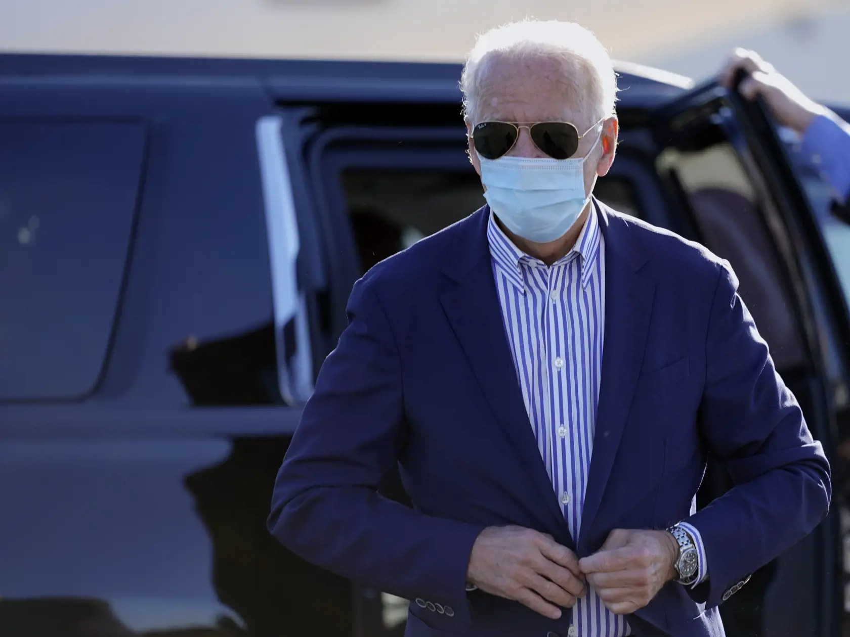 KK41 New Castle - Bývalý americký viceprezident a demokratický kandidát na amerického prezidenta Joe Biden pred nástupom do lietadla 8. októbra 2020 v New Castli. Kampaň demokratického kandidáta na prezidenta Spojených štátov Joea Bidena odmietla vo štvrtok návrh prezidenta Donalda Trumpa presunúť tretiu prezidentskú debatu na 29. októbra. FOTO TASR/AP
Democratic presidential candidate former Vice President Joe Biden walks to board his campaign plane at New Castle Airport in New Castle, Del., Th