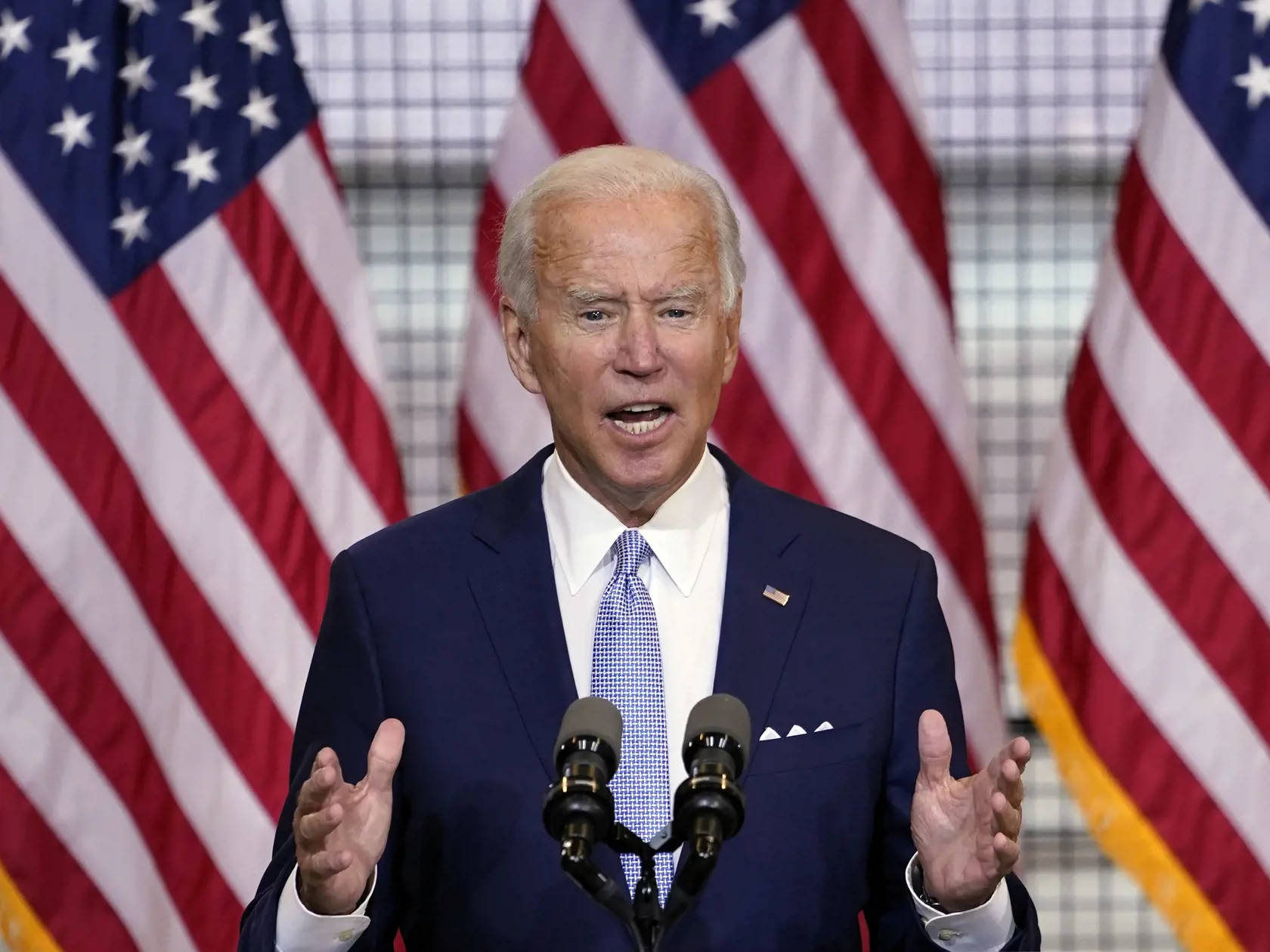 JB 23 Pittsburgh - Demokratický kandidát na prezidenta USA Joe Biden počas prejavu na predvolebnom zhromaždení v Pittsburghu 31. augusta 2020. Biden vystúpil v pondelok na predvolebnom zjazde v Pittsburghu. Svojho rivala Donalda Trumpa obvinil z "podnecovania" násilia v Spojených štátoch, píše spravodajský portál NBC News. FOTO TASR/AP

Democratic presidential candidate former Vice President Joe Biden speaks at a campaign event at Mill 19 in Pittsburgh, Pa., Monday, Aug. 31, 2020. (AP Photo/Caro