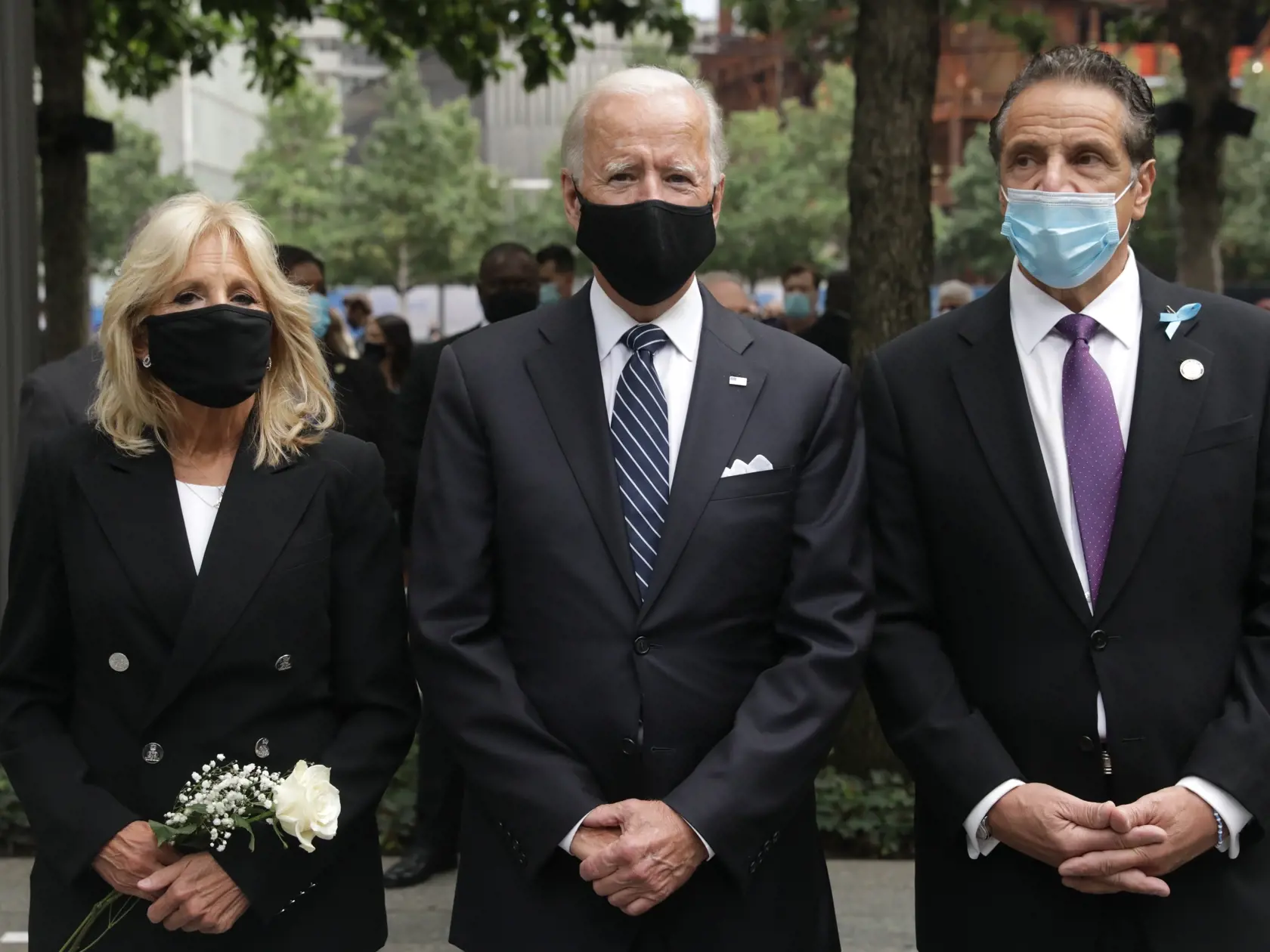 JB 31 New York - Sprava guvernér New Yorku Andrew Cuomo, demokratický prezidentský kandidát a bývalý americký viceprezident Joe Biden a jeho manželka Jill Bidenová počas slávnostného ceremoniálu pri pamätníku na pamiatku obetí teroristických útokov Svetového obchodného centra pri príležitosti 19. výročia teroristických útokov z 11. septembra 2001 počas spomienkového zhromaždenia v New Yorku 11. septembra 2020. FOTO TASR/AP 

Democratic presidential candidate former Vice President Joe Biden, his 