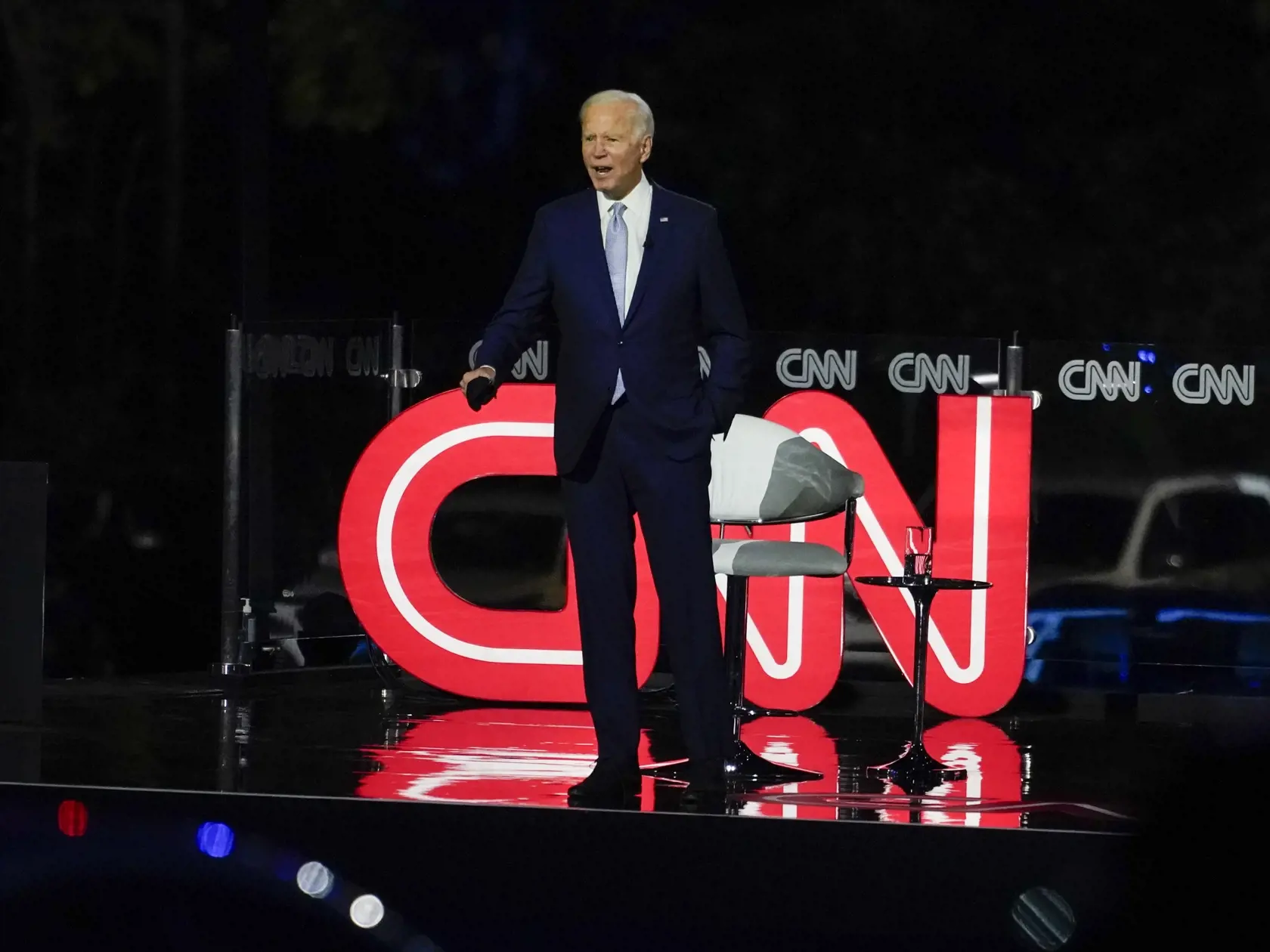 WA 13 Scranton - Kandidát Demokratickej strany na prezidenta Spojených štátov Joe Biden počas prvej osobnej debaty s voličmi so série Town Hall (Radnica) v americkom meste Scranton vo štvrtok 17. septembra 2020.  Debata prebehla na predmestí mesta Scranton v Pensylvánii, a to pod holým nebom a v drive-in formáte, aby sa zamedzilo šíreniu koronavírusu. Debaty organizuje spravodajská stanica CNN. FOTO TASR/AP  

Democratic presidential candidate former Vice President Joe Biden participates in a CN