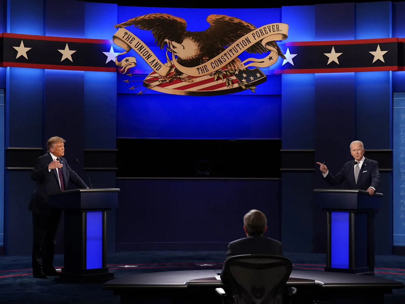 KK1 Cleveland - Americký prezident Donald Trump (vľavo) a demokratický prezidentský kandidát, bývalý viceprezident Joe Biden s moderátorom Chrisom Wallaceom (uprostred) zo spravodajskej stanice Fox News počas prvej prezidentskej debaty 29. septembra 2020 v Clevelande. FOTO TASR/AP
President Donald Trump, left, and Democratic presidential candidate former Vice President Joe Biden, right, with moderator Chris Wallace, center, of Fox News during the first presidential debate Tuesday, Sept. 29, 2020