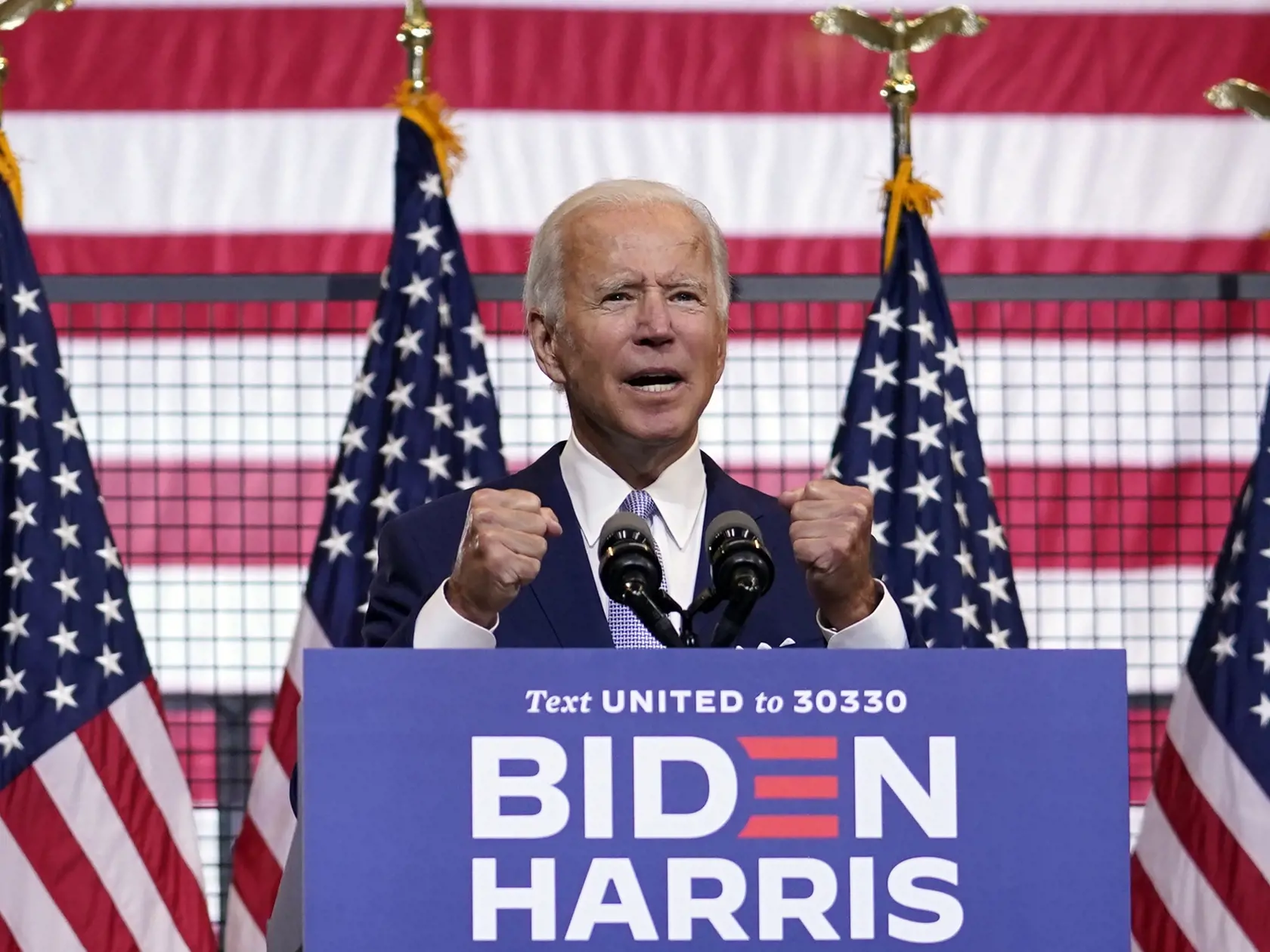 JB 22 Pittsburgh - Demokratický kandidát na prezidenta USA Joe Biden počas prejavu na predvolebnom zhromaždení v Pittsburghu 31. augusta 2020. Biden vystúpil v pondelok na predvolebnom zjazde v Pittsburghu. Svojho rivala Donalda Trumpa obvinil z "podnecovania" násilia v Spojených štátoch, píše spravodajský portál NBC News. FOTO TASR/AP

Democratic presidential candidate former Vice President Joe Biden speaks at campaign event at Mill 19 in Pittsburgh, Pa., Monday, Aug. 31, 2020. (AP Photo/Caroly