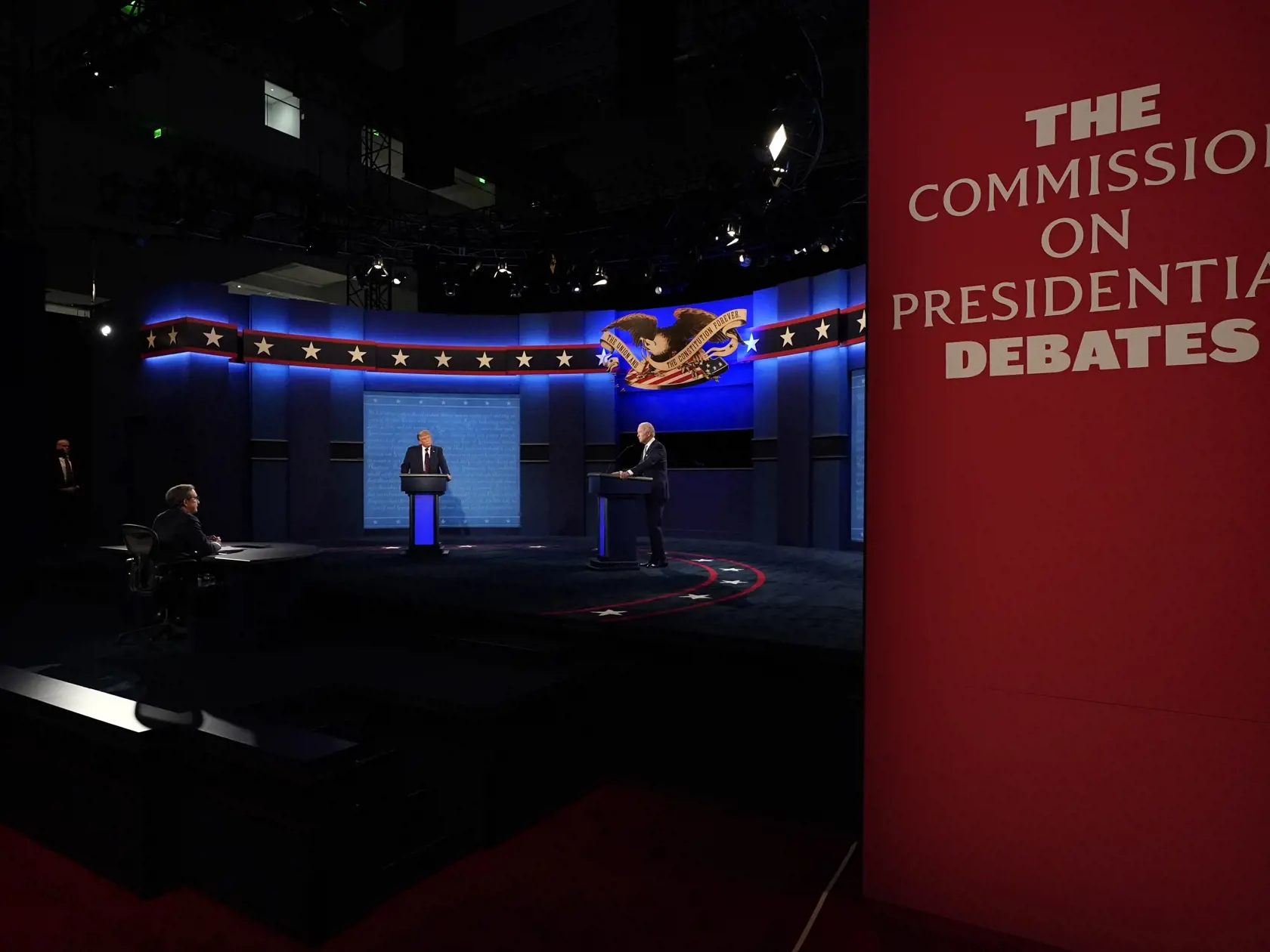 KK9 Cleveland - Americký prezident Donald Trump (uprostred v pozadí) a demokratický prezidentský kandidát, bývalý viceprezident Joe Biden s moderátorom Chrisom Wallaceom (vľavo) zo spravodajskej stanice Fox News počas prvej prezidentskej debaty 29. septembra 2020 v Clevelande. FOTO TASR/AP
Moderator Chris Wallace of Fox News, center, gesturing during the first presidential debate between President Donald Trump, left, and Democratic presidential candidate former Vice President Joe Biden, right, T