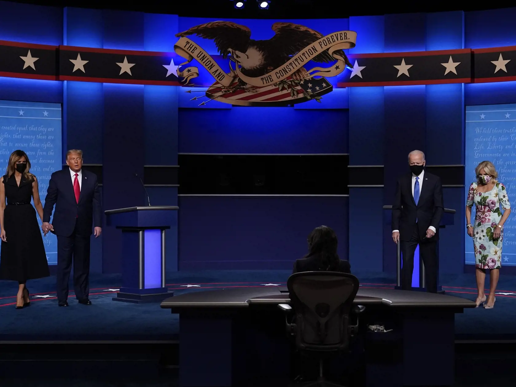 EBE 11 Nashville - Na snímke zľava prvá dáma USA a manželka Donalda Trumpa Melania Trumpová, americký prezident Donald Trump,   kandidát Demokratickej strany na prezidenta USA Joe Biden a jeho manželka Jill Bidenová pózujú na pódiu po poslednej televíznej predvolebnej debate v meste Nashville v štáte Tennessee v noci na 23. októbra 2020. FOTO TASR/AP
From l-r., first lady Melania Trump, President Donald Trump, moderator Kristen Welker of NBC News, Democratic presidential candidate former Vice Pr