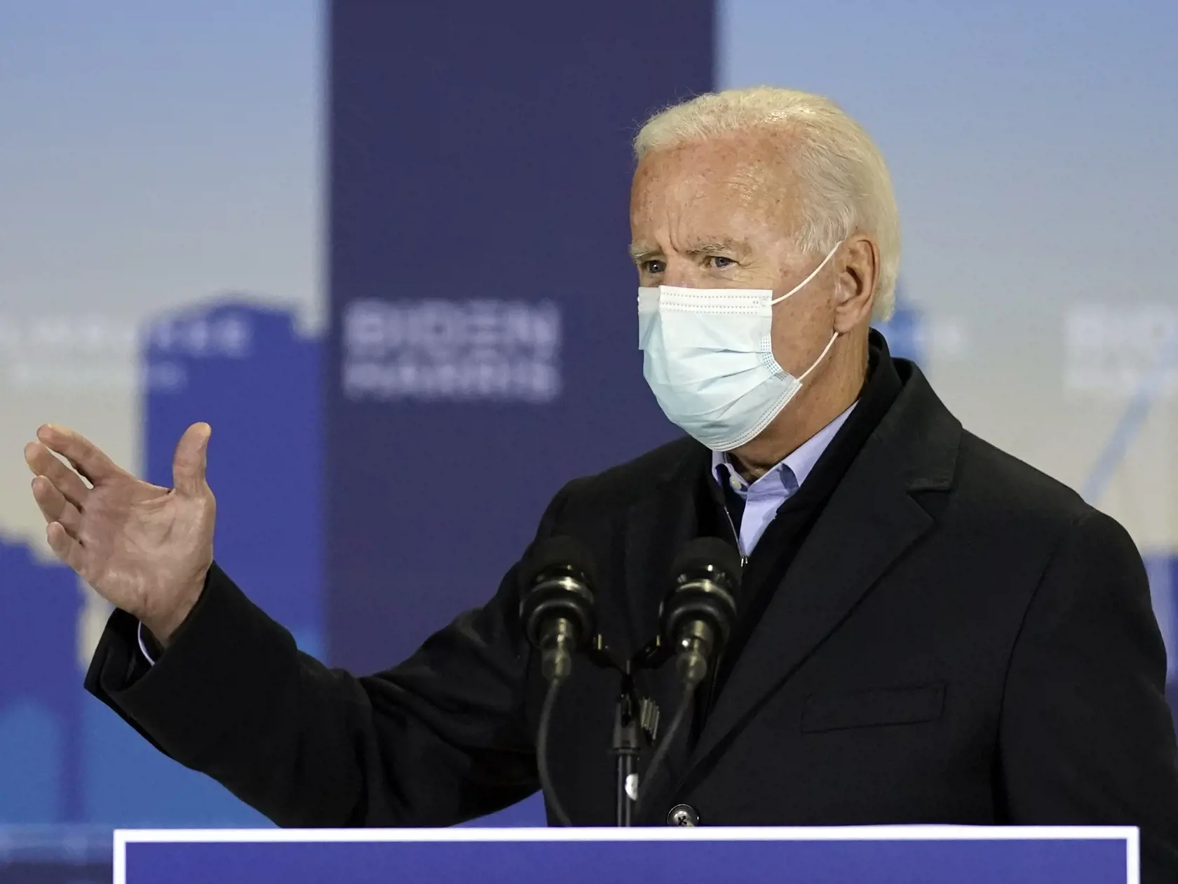 JB 16 Milwaukee - Demokratický kandidát na prezidenta USA a bývalý americký viceprezident Joe Biden počas prejavu na predvolebnom zhromaždení v Milwaukee, v americkom štáte Wisconsin 30. októbra 2020. FOTO TASR/AP

Democratic presidential candidate former Vice President Joe Biden speaks in a hanger at General Mitchell International Airport, Friday, Oct. 30, 2020, in Milwaukee. (AP Photo/Andrew Harnik)
