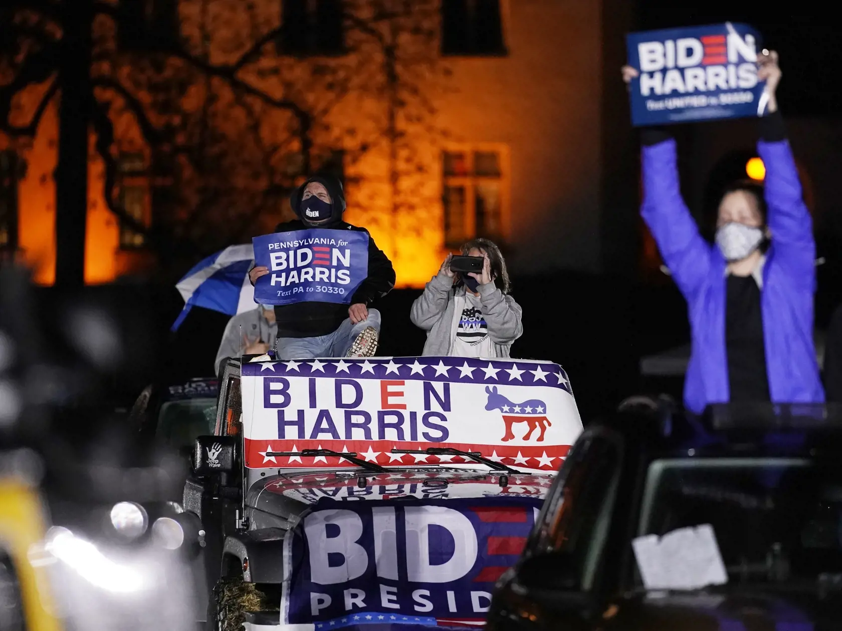 JB 12 Philadelphia - Stúpenci demokratického kandidáta na prezidenta USA a bývalého amerického viceprezidenta Joea Bidena reagujú počas jeho prejavu na predvolebnom zhromaždení drive-in vo Philadelphii 1. novembra 2020. FOTO TASR/AP

Biden supporters attend a drive-in rally for Democratic presidential candidate former Vice President Joe Biden at Franklin Delano Roosevelt Park, Sunday, Nov. 1, 2020, in Philadelphia. (AP Photo/Andrew Harnik)