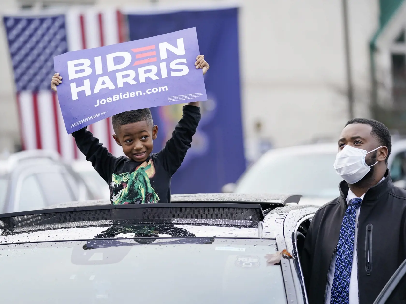 JB 14 Philadelphia - Stúpenci demokratického kandidáta na prezidenta USA a bývalého amerického viceprezidenta Joea Bidena reagujú počas jeho prejavu na predvolebnom zhromaždení drive-in vo Philadelphii 1. novembra 2020. FOTO TASR/AP

Supporters attend a "Souls to the Polls" drive-in rally for Democratic presidential candidate former Vice President Joe Biden, at Sharon Baptist Church, Sunday, Nov. 1, 2020 in Philadelphia. (AP Photo/Andrew Harnik)