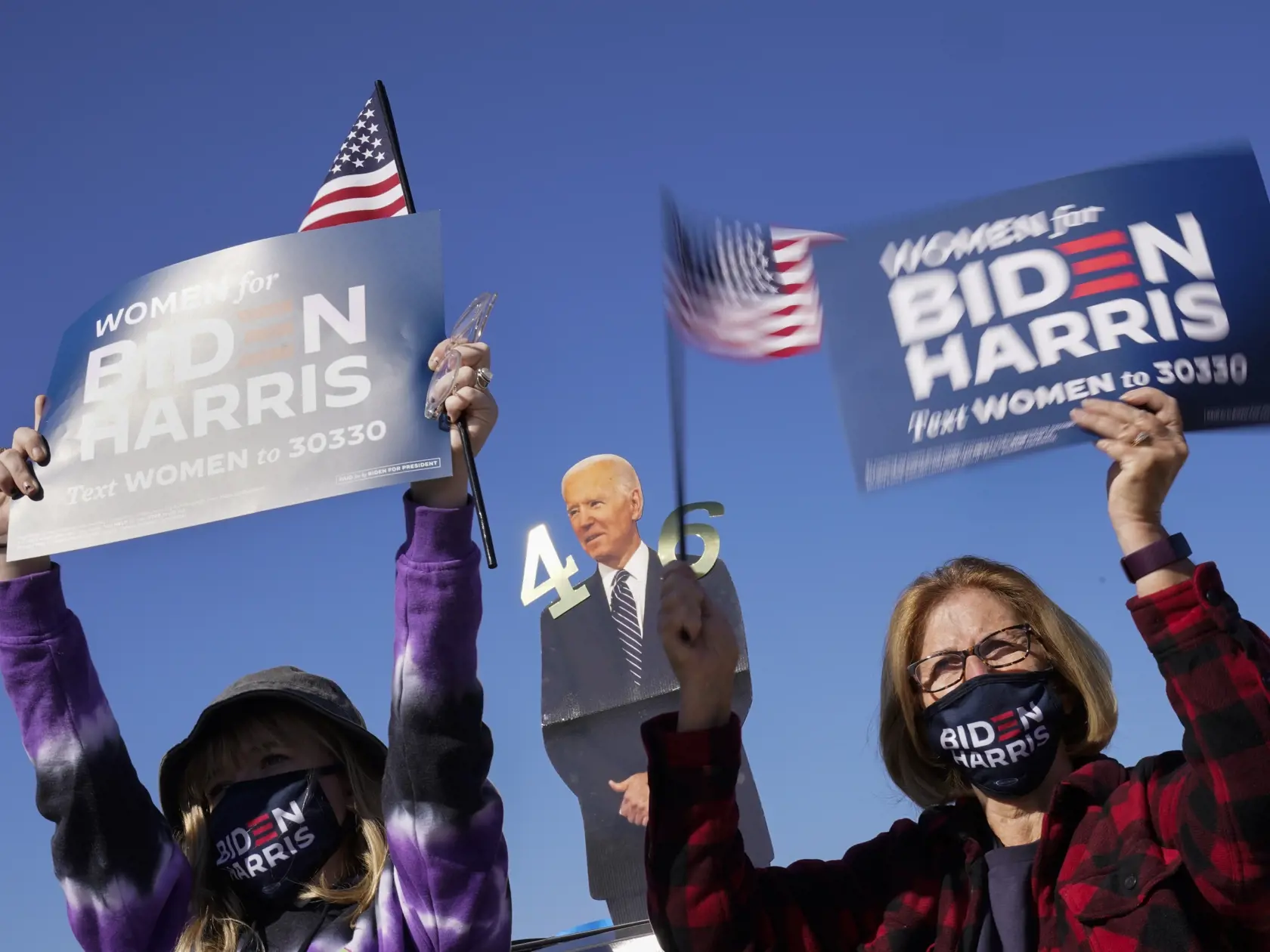 JB 19 Des Moines - Stúpenci demokratického kandidáta na prezidenta USA a bývalého amerického viceprezidenta Joea Bidena reagujú počas jeho prejavu na predvolebnom zhromaždení v meste Des Moines, v americkom štáte Iowa 30. októbra 2020. FOTOTASR/AP

Supporters listen as Democratic presidential candidate former Vice President Joe Biden speaks at a rally at the Iowa State Fairgrounds in Des Moines, Iowa, Friday, Oct. 30, 2020. (AP Photo/Andrew Harnik)