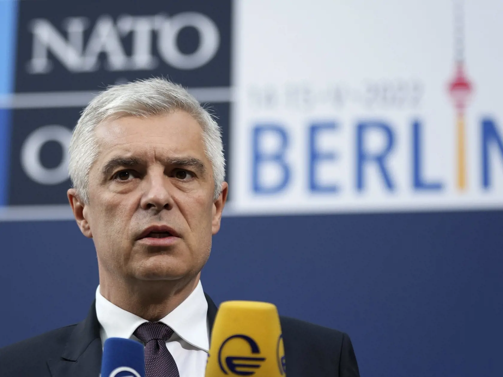 WA 42 Berlín - Slovenský minister zahraničných vecí Ivan Korčok odpovedá na otázky novinárov počas príchodu na neformálne rokovanie šéfov diplomacií NATO v Berlíne v sobotu 14. mája 2022. FOTO TASR/AP



Slovakia's Foreign Minister Ivan Korcok arrives for an informal working dinner of the North Atlantic Council in Foreign Ministers' session with the Foreign Ministers of Finland and Sweden in Berlin, Germany, Saturday, May 14, 2022. (AP Photo/Michael Sohn)