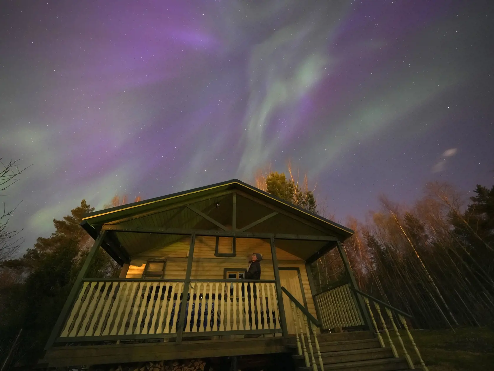 KK32 Petrohrad - Žena pozoruje na oblohe polárnu žiaru v ruskej obci Podolie asi 70 kilometrov východne od Petrohradu 23. apríla 2023. FOTO TASR/AP
A woman watches northern lights (aurora borealis) over the village of Podolye, Russia, 70 kilometers (43 miles) east of St. Petersburg, on Sunday, April 23, 2023. (AP Photo/Dmitri Lovetsky)