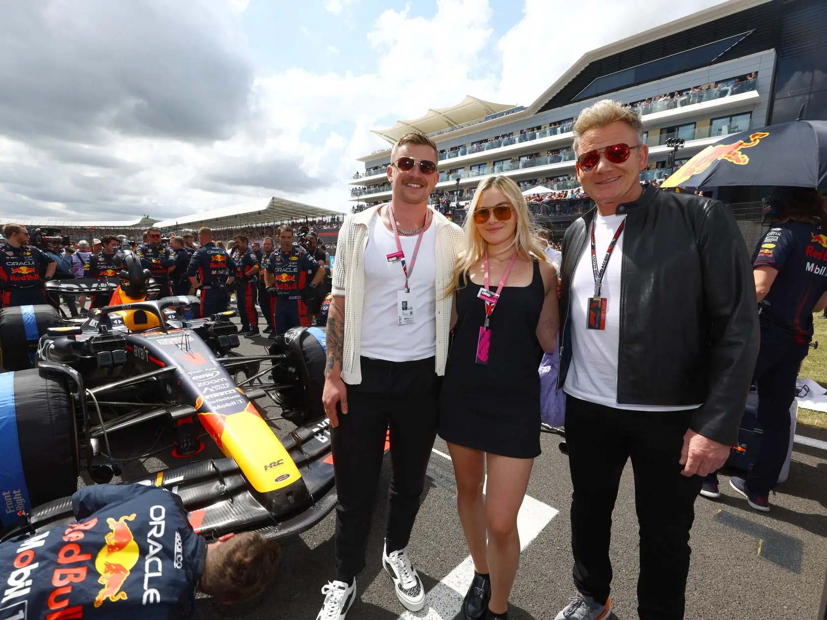 Adam Peaty s priateľkou Holly a jej slávnym otcom - kuchárom Gordonom Ramsaymv paddocku F1 počas VC Veľkej Británie.