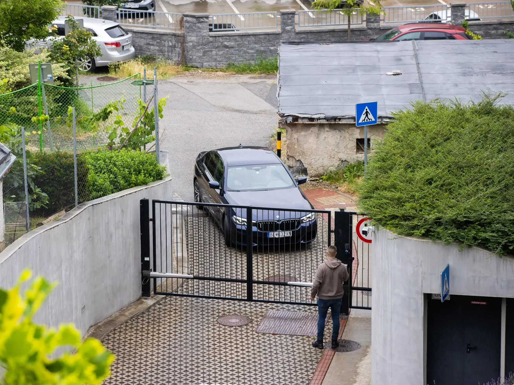 Policajný doprovod pred Sokolská residence kde býva premiér Robert Fico. 