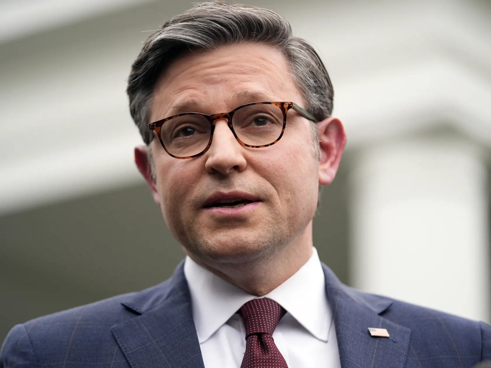 "Biely dom sa stal pobočkou Kremľa," povedal demokratický senátor Chris Murphy, ktorý sa stal jedným z najvýraznejších kritikov súčasného amerického prezidenta. Ako uviedol pre CNN, zdá sa, že sa USA snažia "zblížiť s diktátormi".