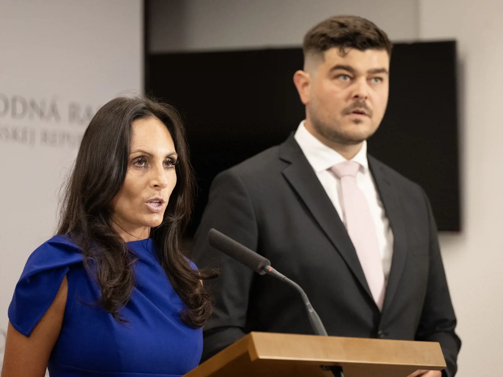 Na snímke zľava ministerka zdravotníctva SR Zuzana Dolinková (Hlas-SD) a nový riaditeľ Fakultnej nemocnice v Trenčíne Michal Plesník počas tlačovej konferencie v NR SR 6. augusta 2024 v Bratislave. FOTO TASR - Pavel Neubauer 