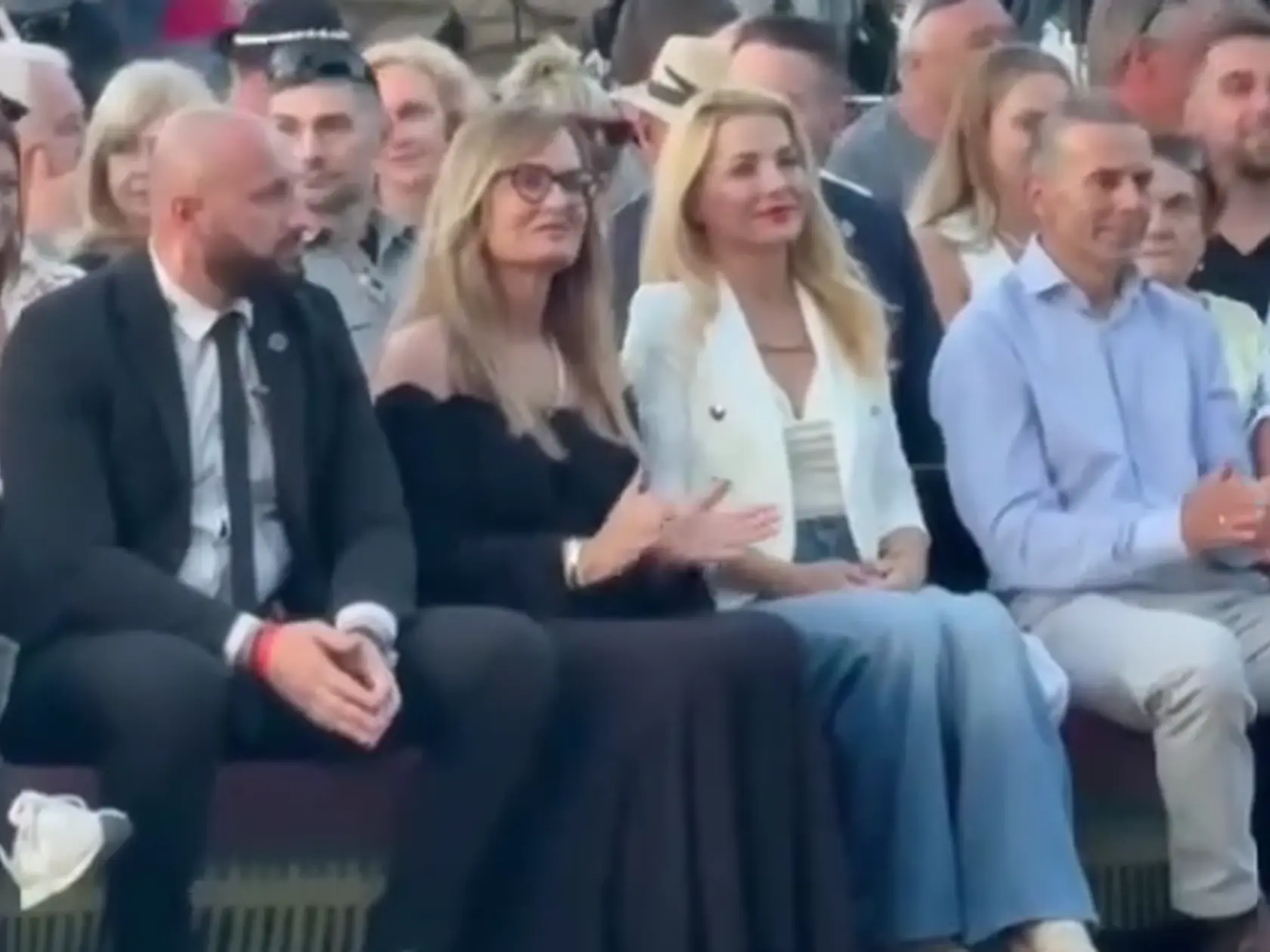 Ministerka Šimkovičová na festivale vo Východnej. Vybrala si biely top s modrými džínsami.