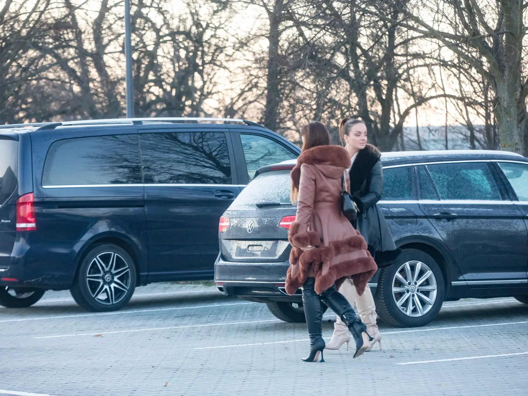 Na snímke sú dvojičky Veronika Nízlová a Daniela Nízlová (Twiins) pred TV Markíza.
