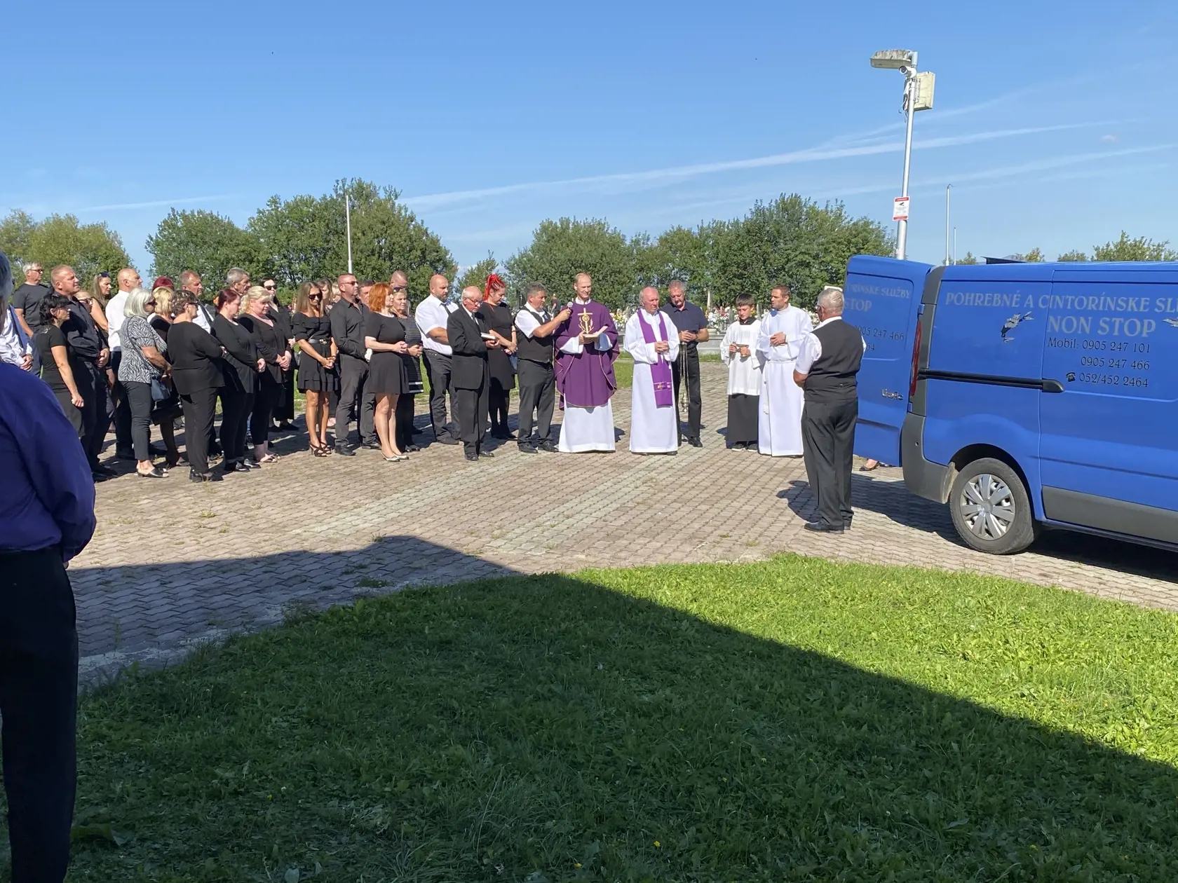 Posledná rozlúčka - vyprevadenie truhly, ktorú pohrebné auto odviezlo na spopolnenie do krematória.