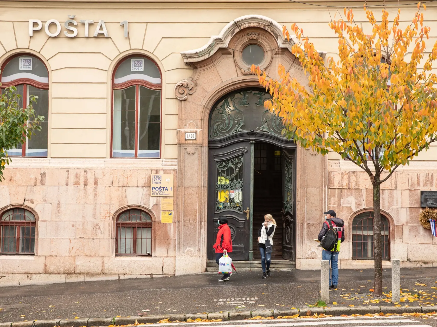Bez potvrdenia nevybavíte takmer nič. Banky, pošta, obchody s oblečením, tam všade sa dostanete len ak ste sa boli otestovať.