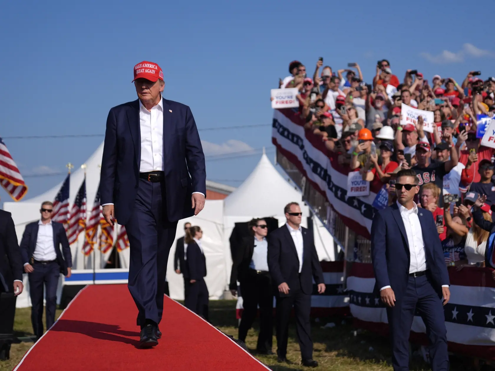 Republikánsky prezidentský kandidát a americký exprezident Donald Trump prichádza na svoj predvolebný míting v meste Butler v americkom štáte Pensylvánia 13. júla 2024. Trump potvrdil, že v sobotu na mítingu v Pensylvánii ho zasiahla guľka. Tá mu prestrelila hornú časť pravého ucha. Bývalý americký prezident sa vyjadril na sociálnej sieti, informuje TASR.