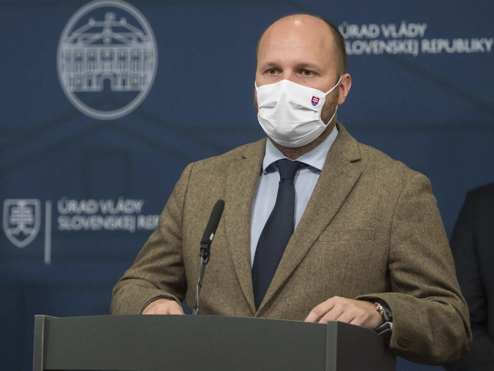 Na snímke minister obrany Jaroslav Naď počas brífingu s novinármi po skončení 49. schôdze vlády SR 2. novembra 2020 v Bratislave. Počas víkendového (30. 10. - 1. 11.) plošného testovania odhalili 38.359 nakazených osôb z celkovo testovaných 3.625.332 ľudí. To je 1,06 percenta. FOTO TASR - Martin Baumann