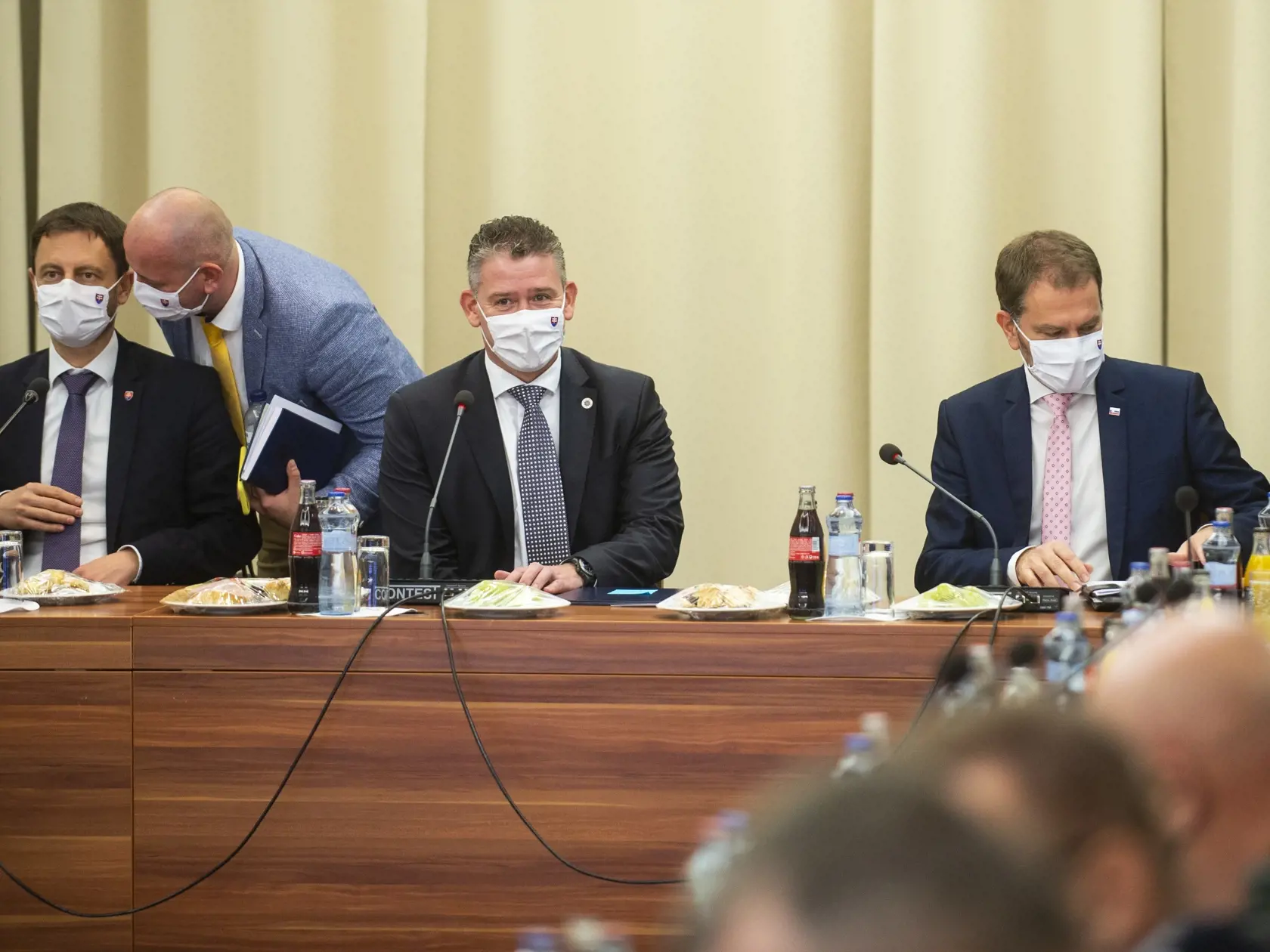Na snímke sprava predseda vlády SR Igor Matovič, minister vnútra SR Roman Mikulec a minister financií SR Eduard Heger (všetci OĽaNO) počas zasadnutia Ústredného krízového štábu SR 2. novembra 2020 v Bratislave. FOTO TASR - Jakub Kotian