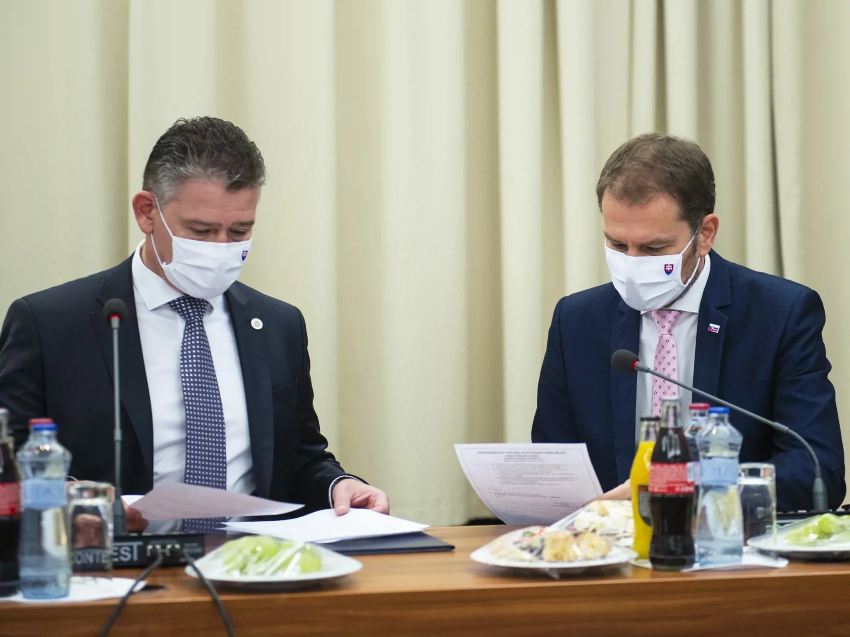 Na snímke sprava predseda vlády SR Igor Matovič a minister vnútra SR Roman Mikulec (všetci OĽaNO) počas zasadnutia Ústredného krízového štábu SR 2. novembra 2020 v Bratislave. FOTO TASR - Jakub Kotian
