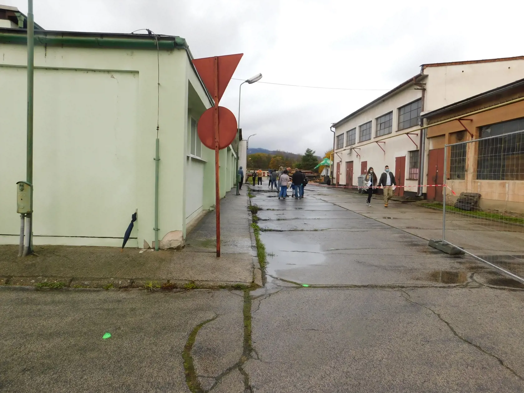 Na Slovensku sa začalo celoplošné testovanie na ochorenie COVID-19. Testovať sa bude od soboty 31. októbra do nedele 1. novembra. Vytvorených má byť viac ako 5000 odberných miest a 4901 odberných tímov. Na snímke testovanie v areáli bývalého textilného závodu v Nitrianskom Pravne 
31. októbra 2020. EASYFOTO TASR - Alexandra Moštková