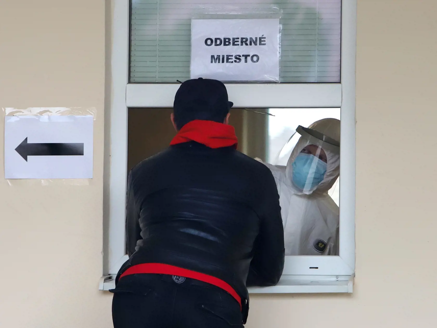 V nedeľu pokračovalo druhým dňom celoplošné testovanie na ochorenie COVID-19. Testovanie sa koná od soboty do 31. októbra do nedele 1. novembra. Na snímke testovanie v kultúrnom dome v obci Zvolenská Slatina, okres Zvolen, 1. novembra 2020. FOTO TASR – Ján Krošlák