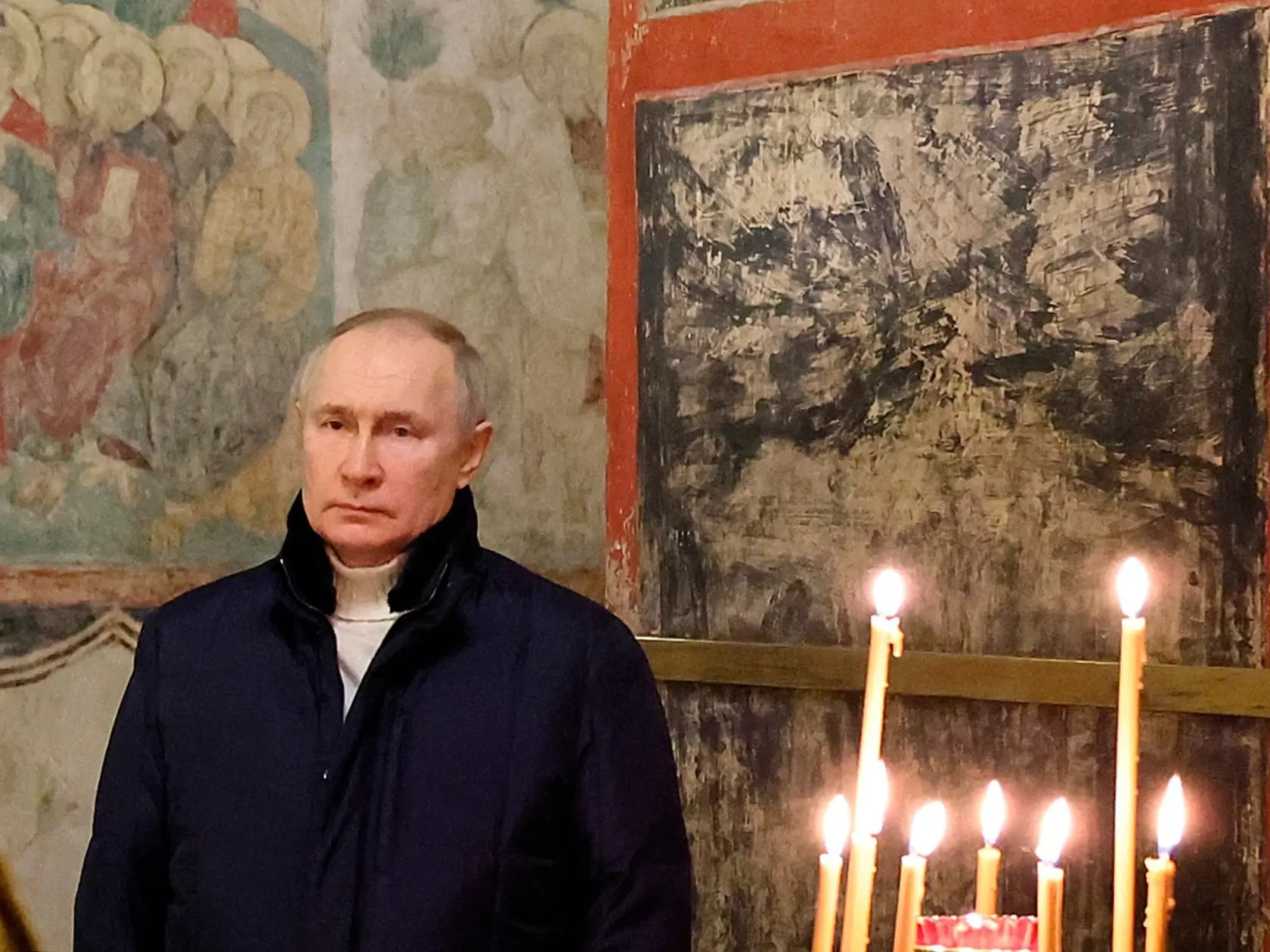 Ruský prezident Vladimir Putin šokoval aj jeho správaním. Zdá sa, že už neverí ani jeho najbližším spolupracovníkom. Na novoročnej bohoslužbe bol sám, čo je veľmi neobvyklé. Väčšinou sme boli zvyknutí vidieť ho v spoločnosti jeho najbližších spolupracovníkov.