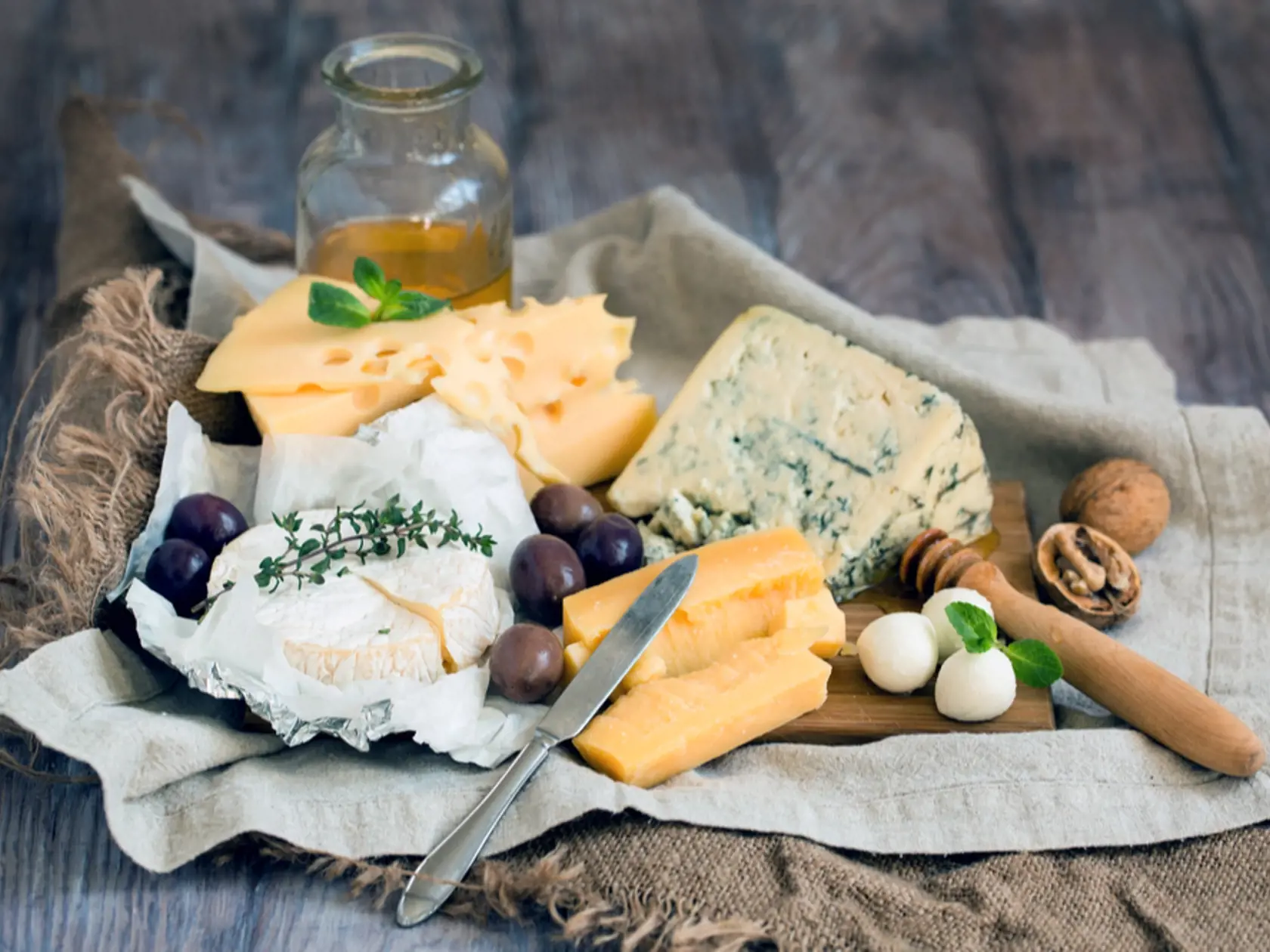 Tvrdšie syry ako je čedar alebo gouda, majú dlhšiu trvanlivosť, pretože baktérie a plesne do nich ťažšie prenikajú. „Ak otvoríte obal na tvrdých syroch, môžu byť až šesť mesiacov v chladničke, hovorí dietologička. Mäkšie syry ako je ricotta, smotanový syr alebo kozí syr, sú náchylnejšie na plesne a baktérie. Vyhoďte ich pri prvom náznaku poškodenia a určite ich nejedzte po dátume spotreby. Všeobecným pravidlom je, že mäkké syry vydržia po otvorení asi týždeň.


